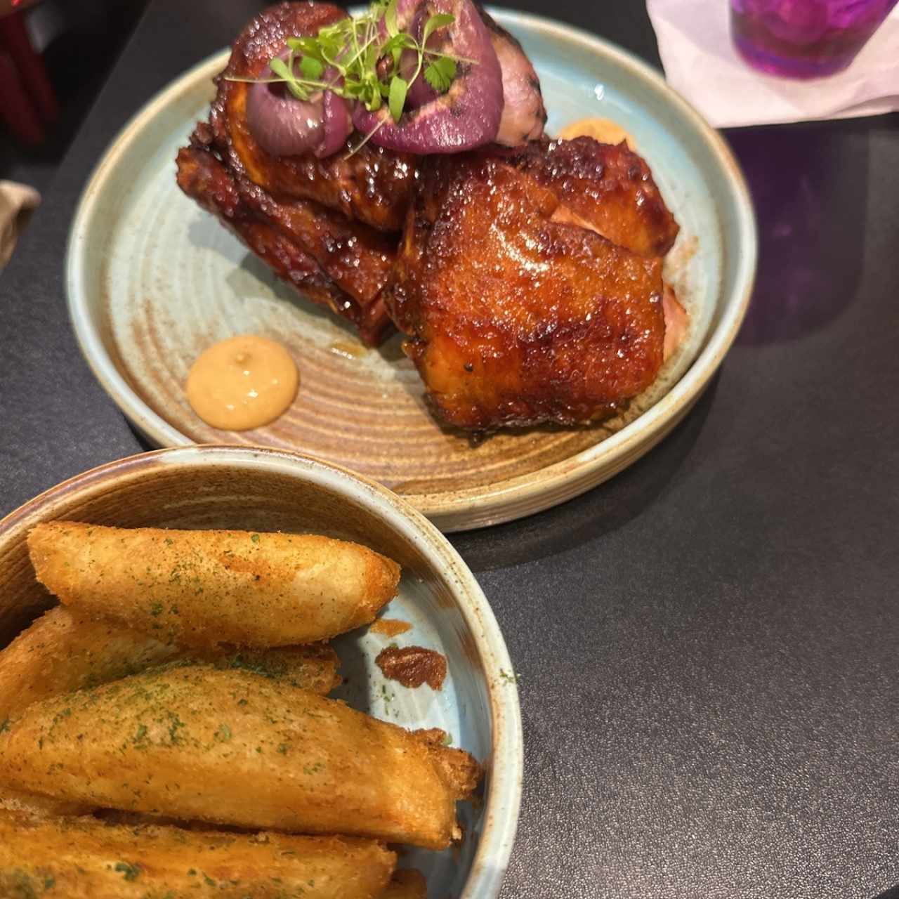 Pollo al humo con barniz de cebolla, ron y miel, acompañado de papas perfumadas con ajo y perejil