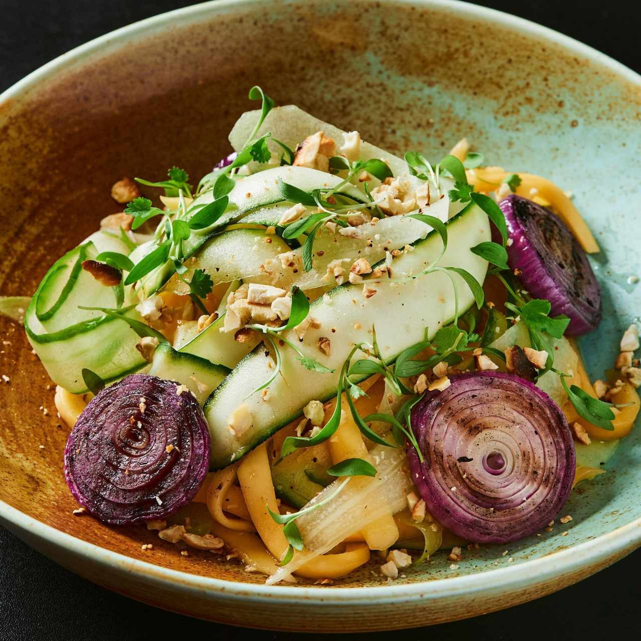 Ensalada de mango verde, chayote y pepino encurtido con chispas de pepitas de marañón tostadas