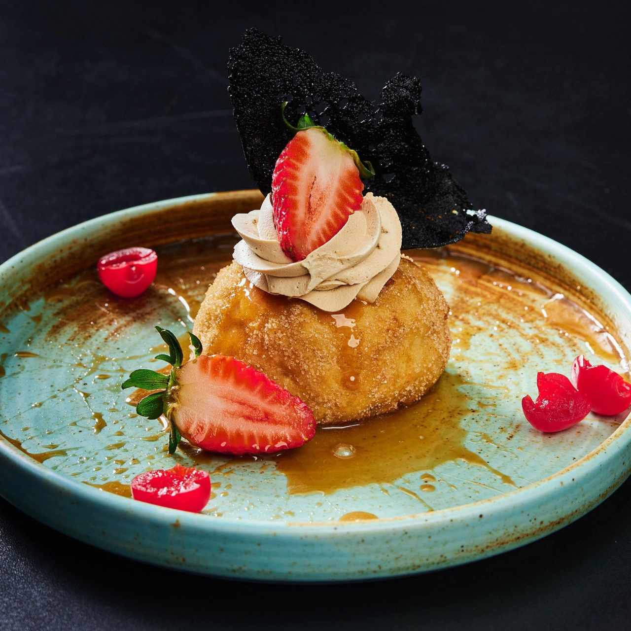 Helado frito envuelto en una masa de crepa con cubierta de tempura azucarada, toffee de caramelo y espuma de café