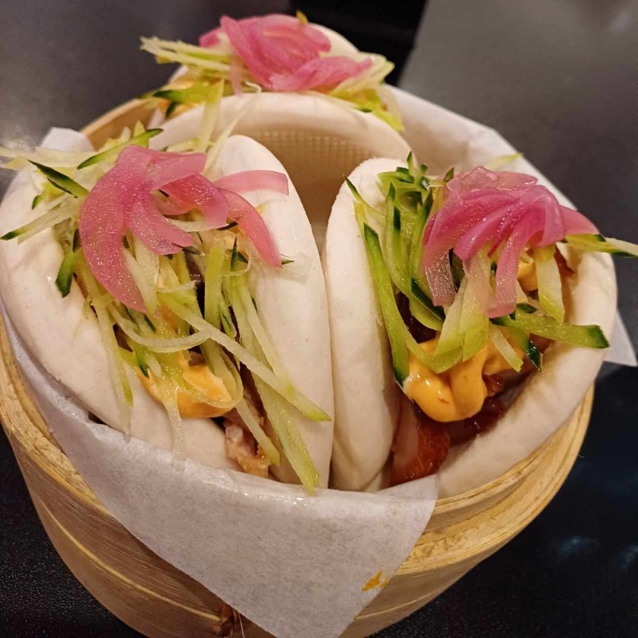 Bao de cerdo ahumado con chicharrón y ensaladilla de sao al estilo panameño, mayonesa de chipotle y encurtido de cebolla