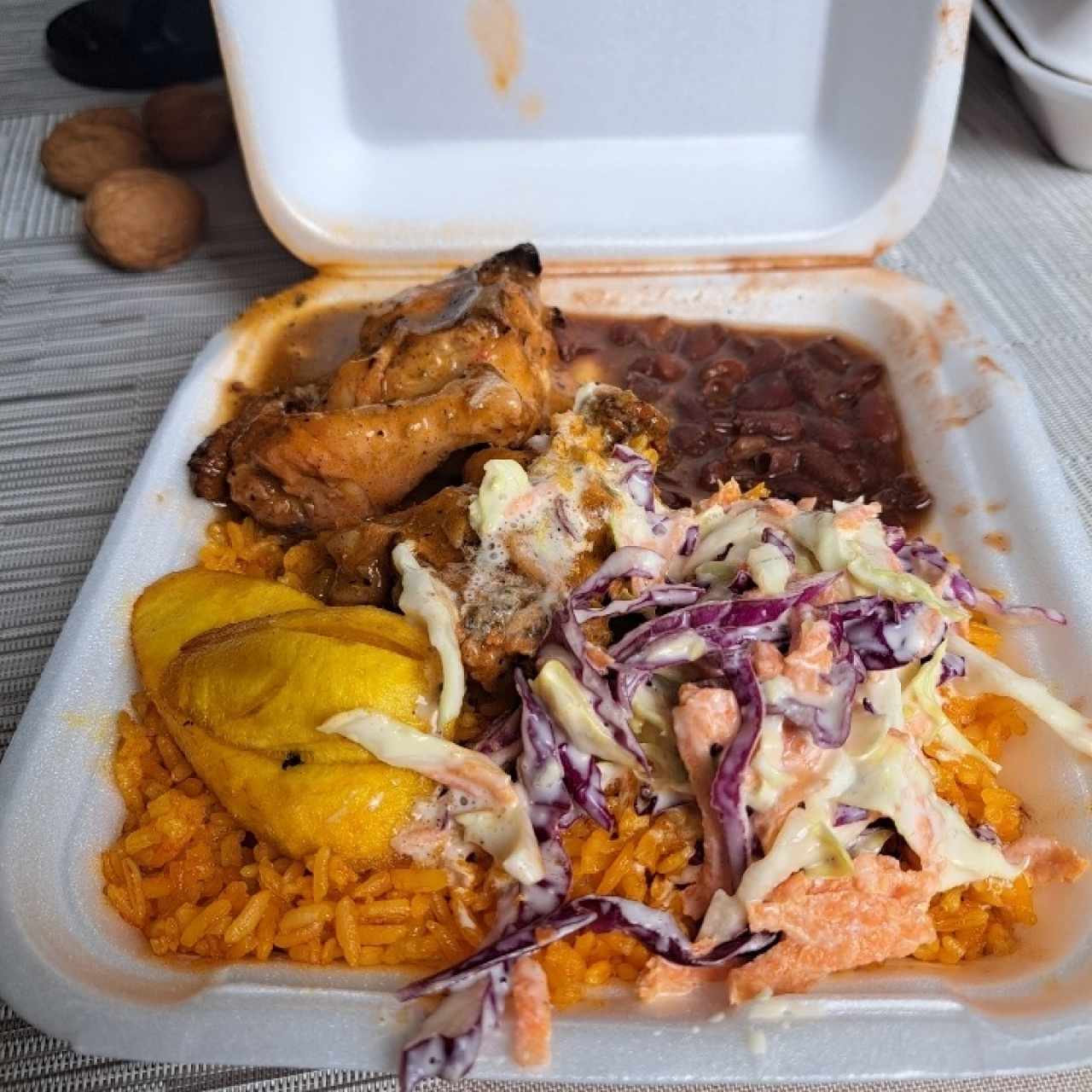 arroz caribeño, pollo horneado, porotos maduro y ensalada