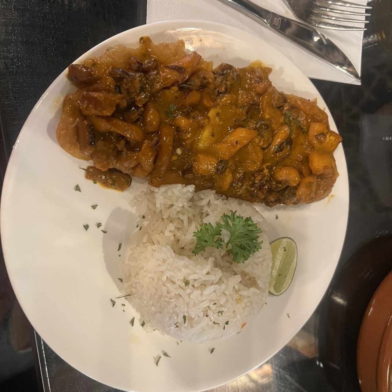 Filete de pescado a lo macho con arroz con coco