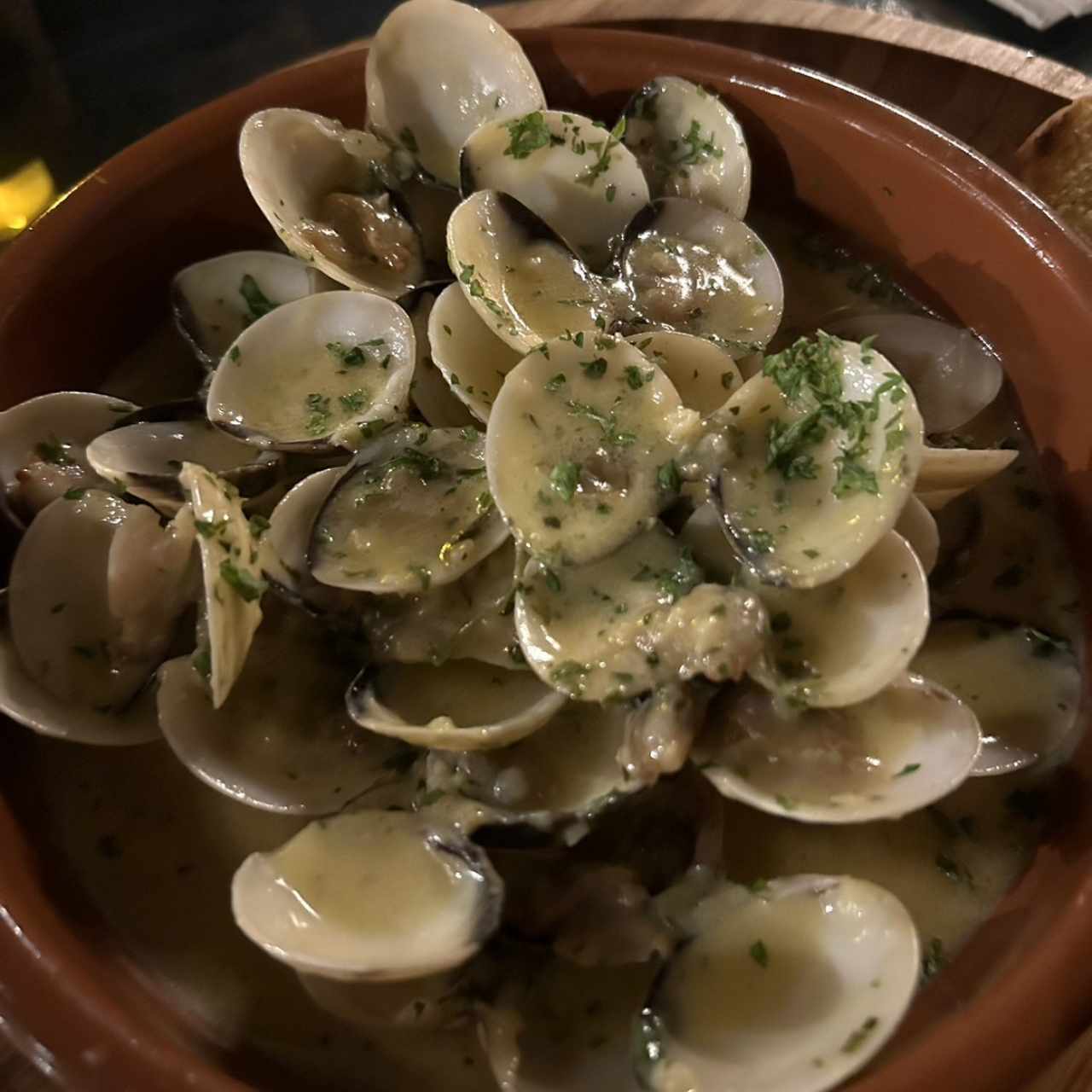 Almejas en salsa blanca al vino