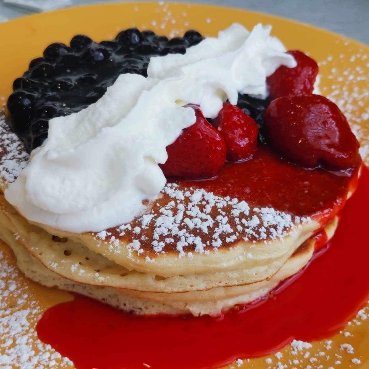 Pankakes con fresas y crema