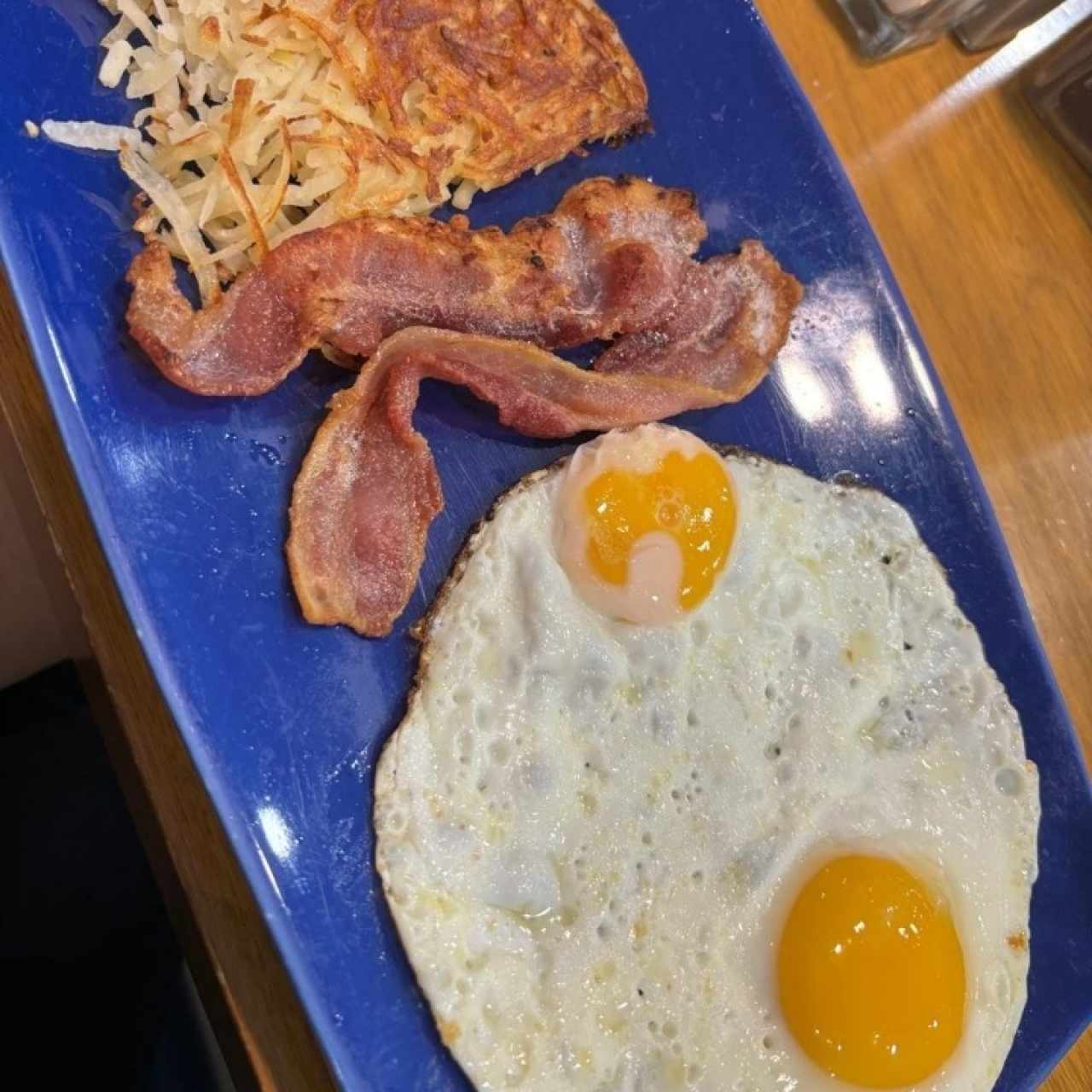 2 Huevos+Papa Hash Brown +2 Salchichas o 2 Tiras de Tocino