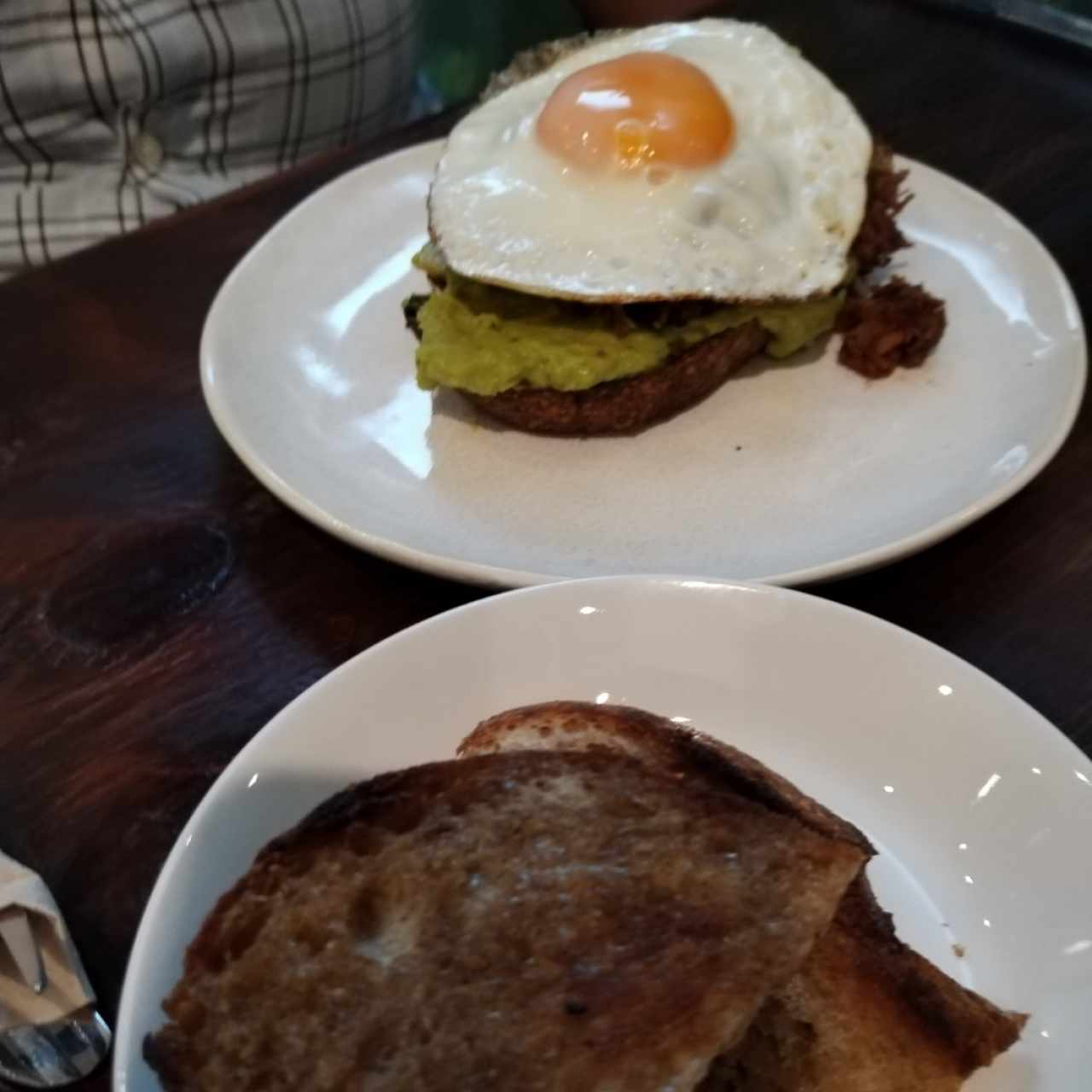 Que huevos frito en cama de carne mechada & guacamole 