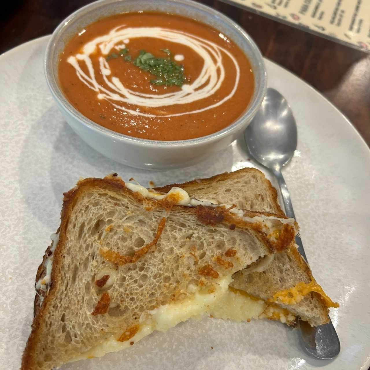 Sopa de tomate con grilled cheese