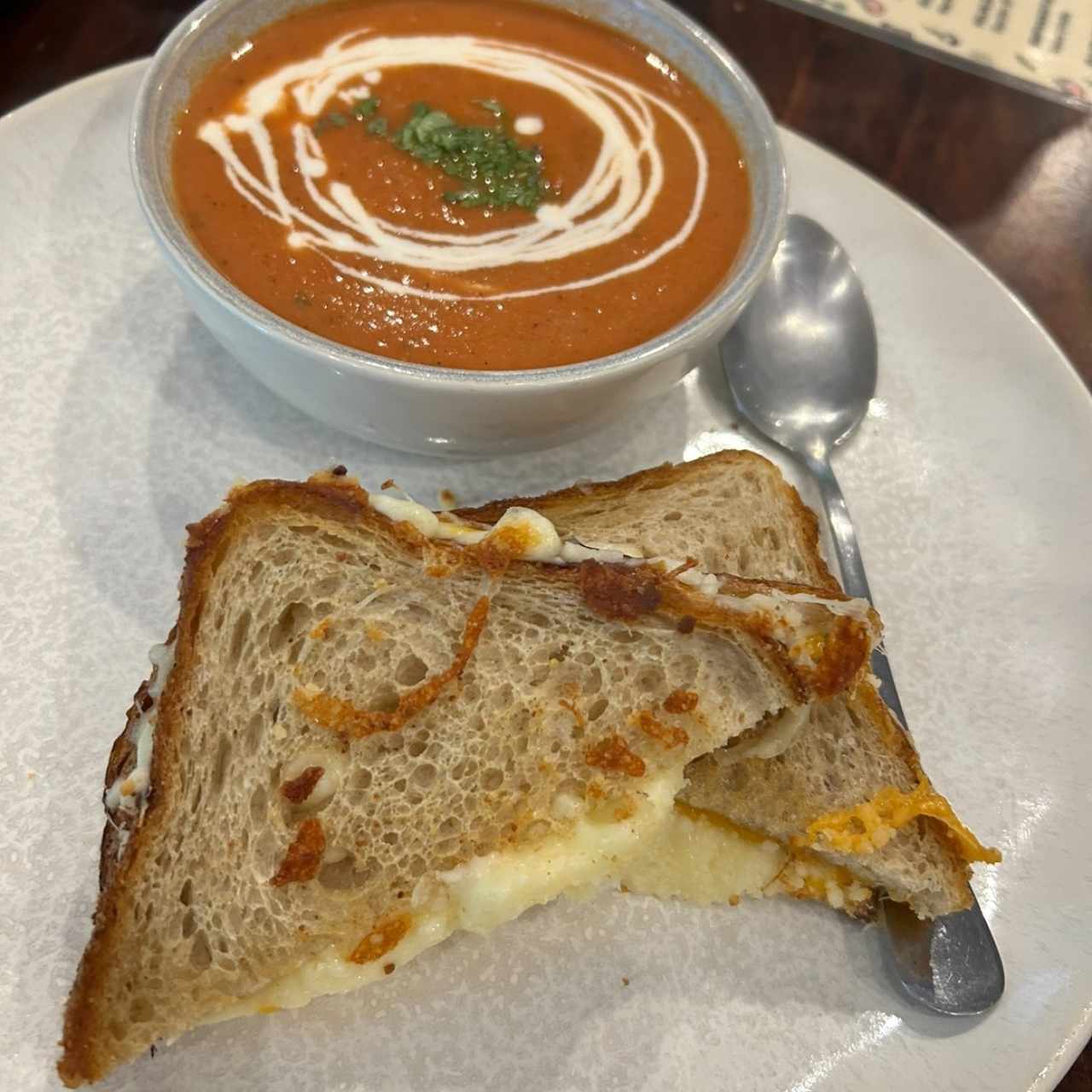 Sopa de tomate con derretido de queso