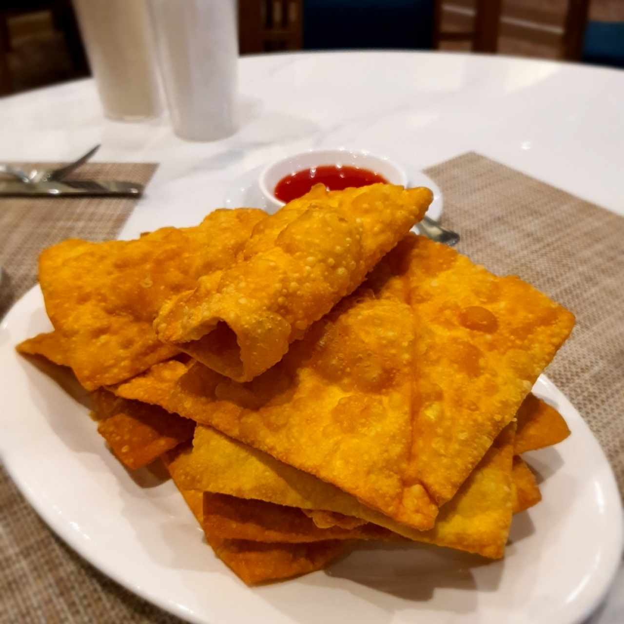 wanton con salsa roja