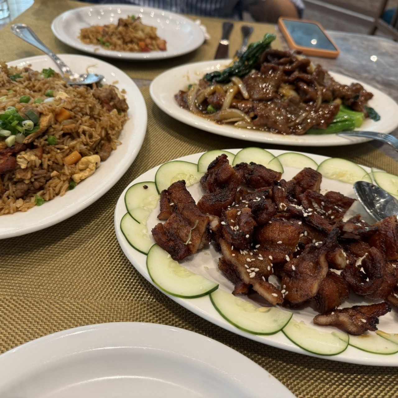 Cerdo al Carbón, Arroz Mixto y Carne con Hojas de Mostaza 