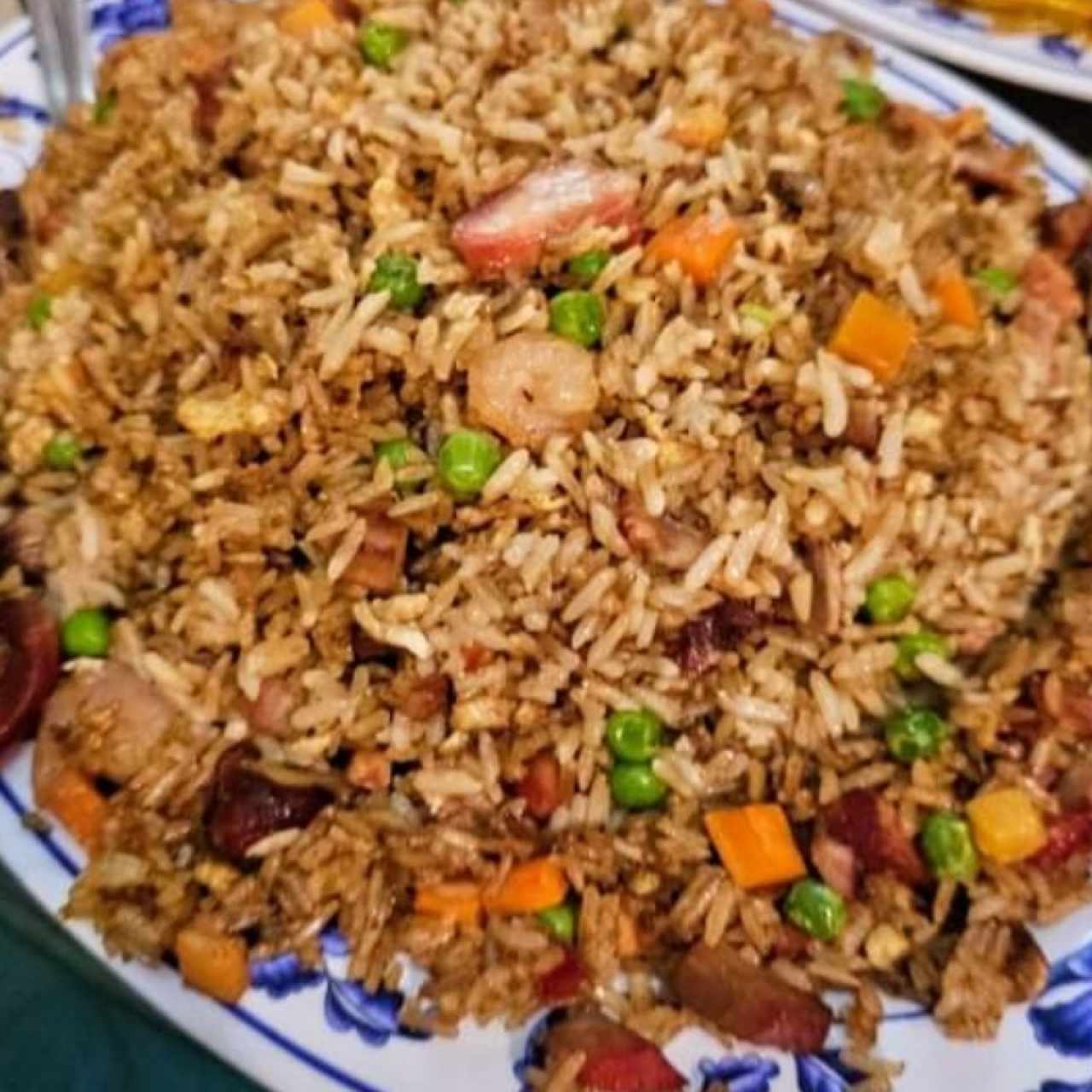 Arroz frito de puerco, pollo, carne o camarones