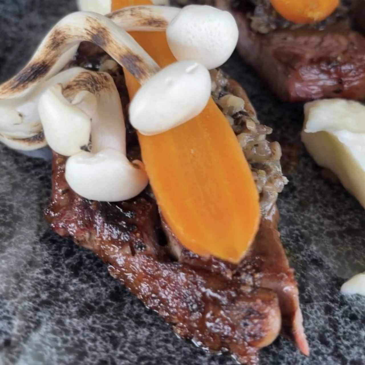 Rib Eye y zanahorias glaseadas