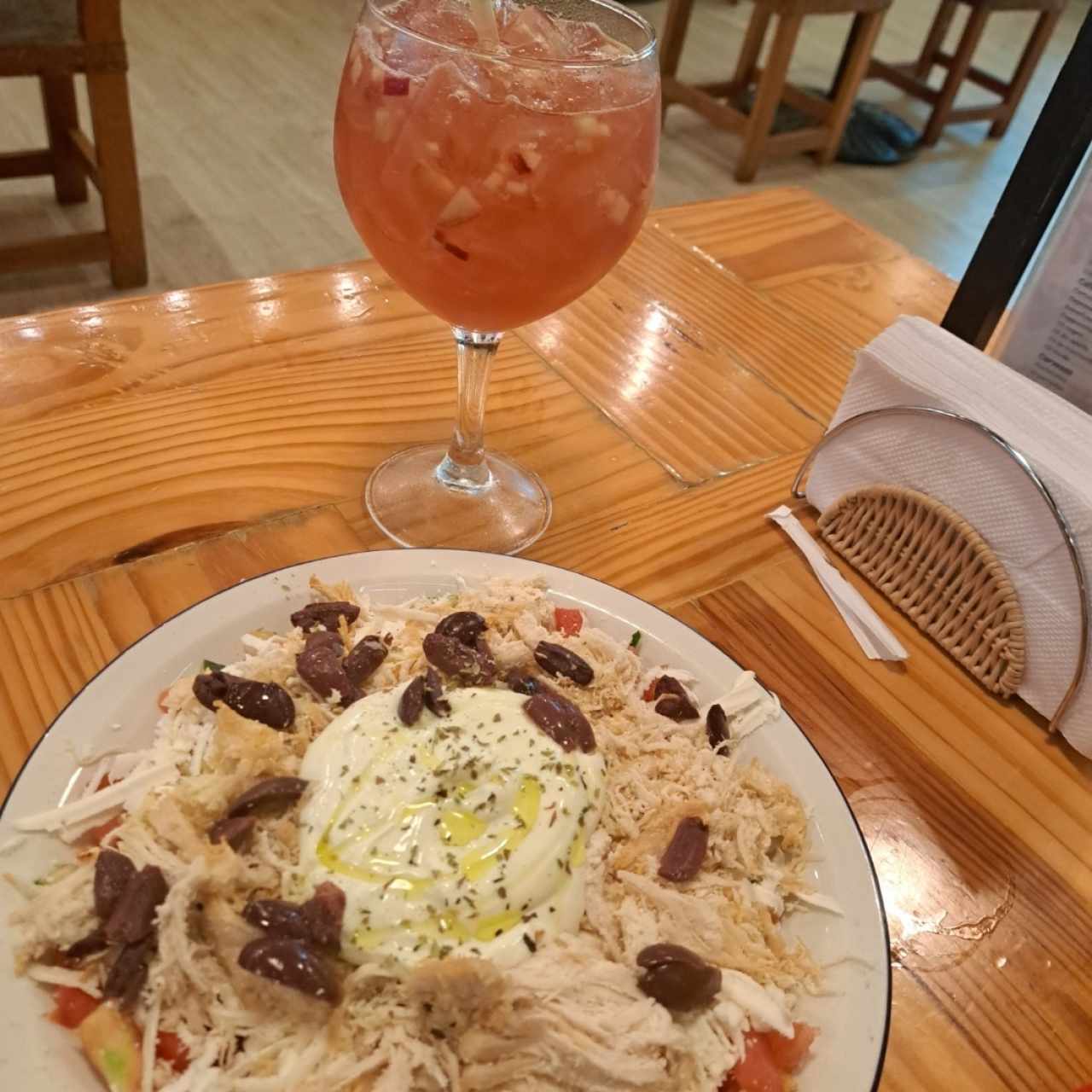 lododsomo con pollo salsa salziki y aceitunas negras y sangria que estaba 2x1