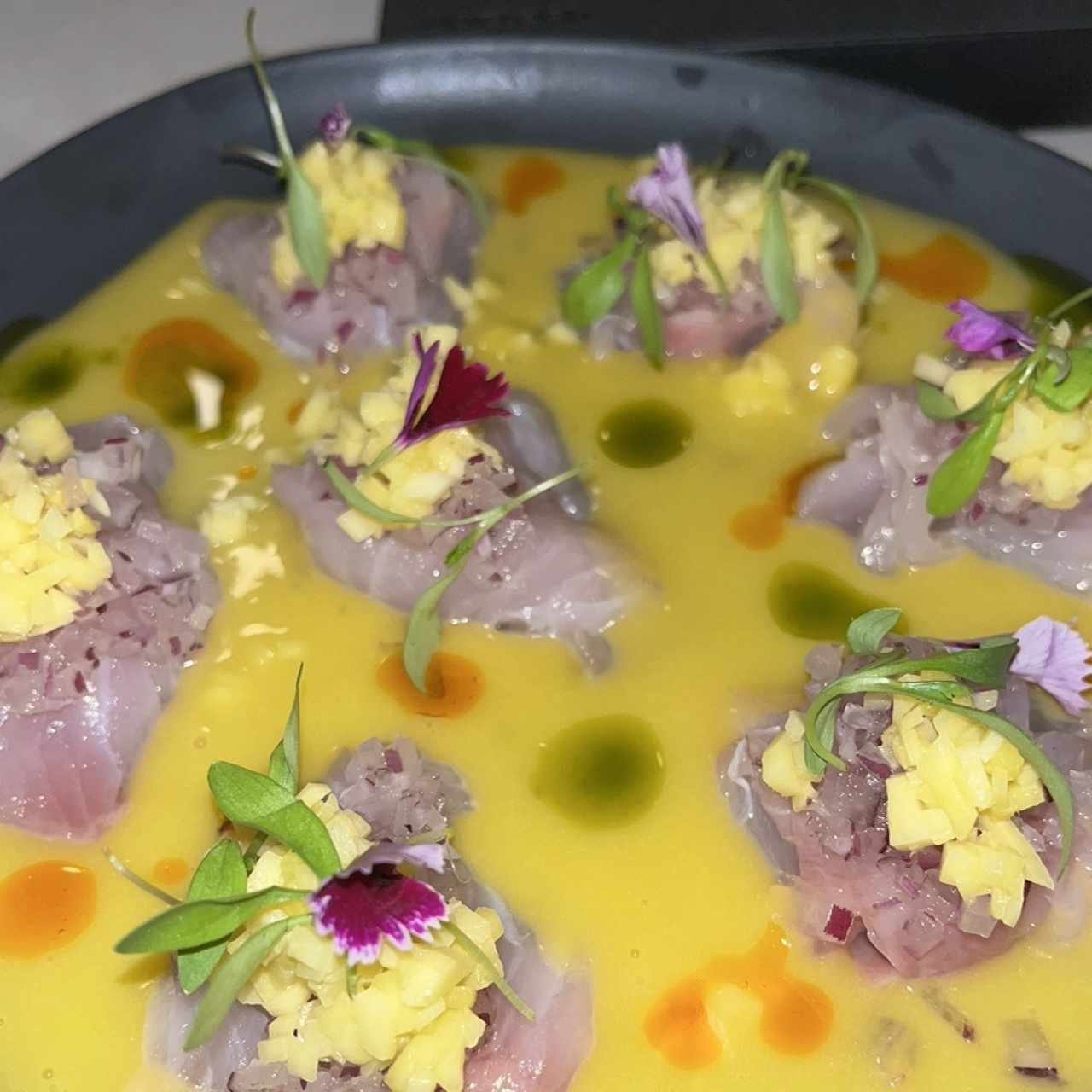 Tiradito de kampachi con mango