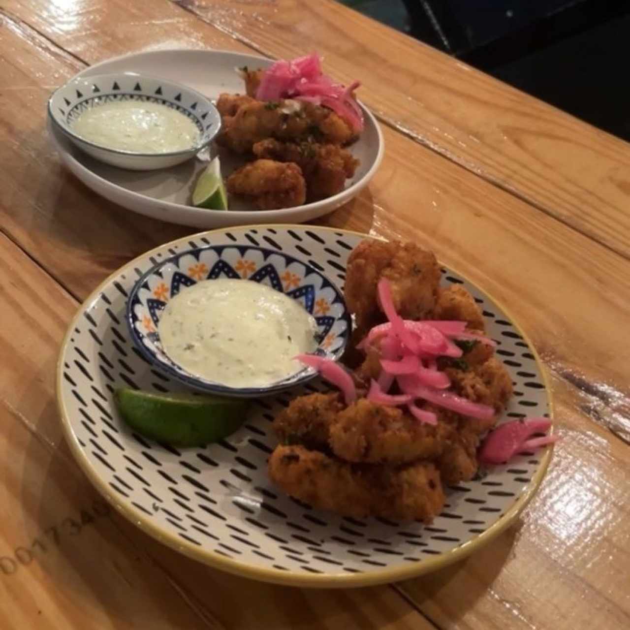 Chicharron y deditos de pescado.