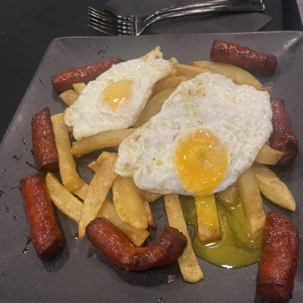 HUEVOS ROTOS CON CHISTORRA O CON JAMÓN