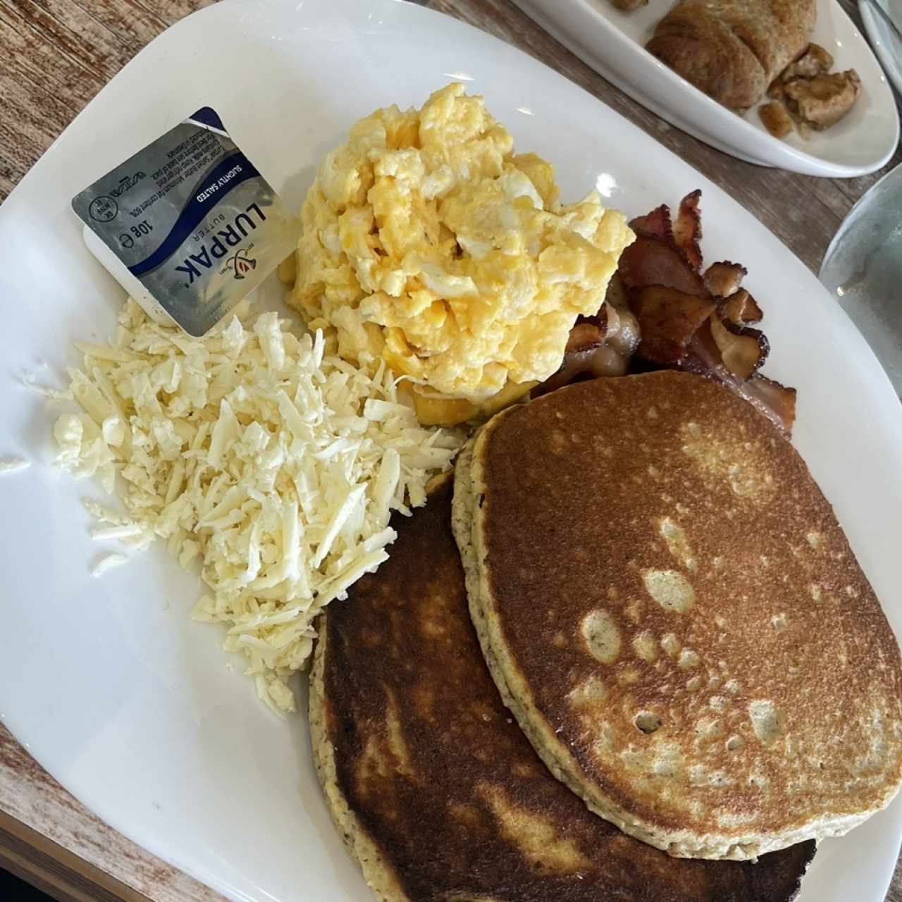 Pancakes de avena y mantequilla de maní