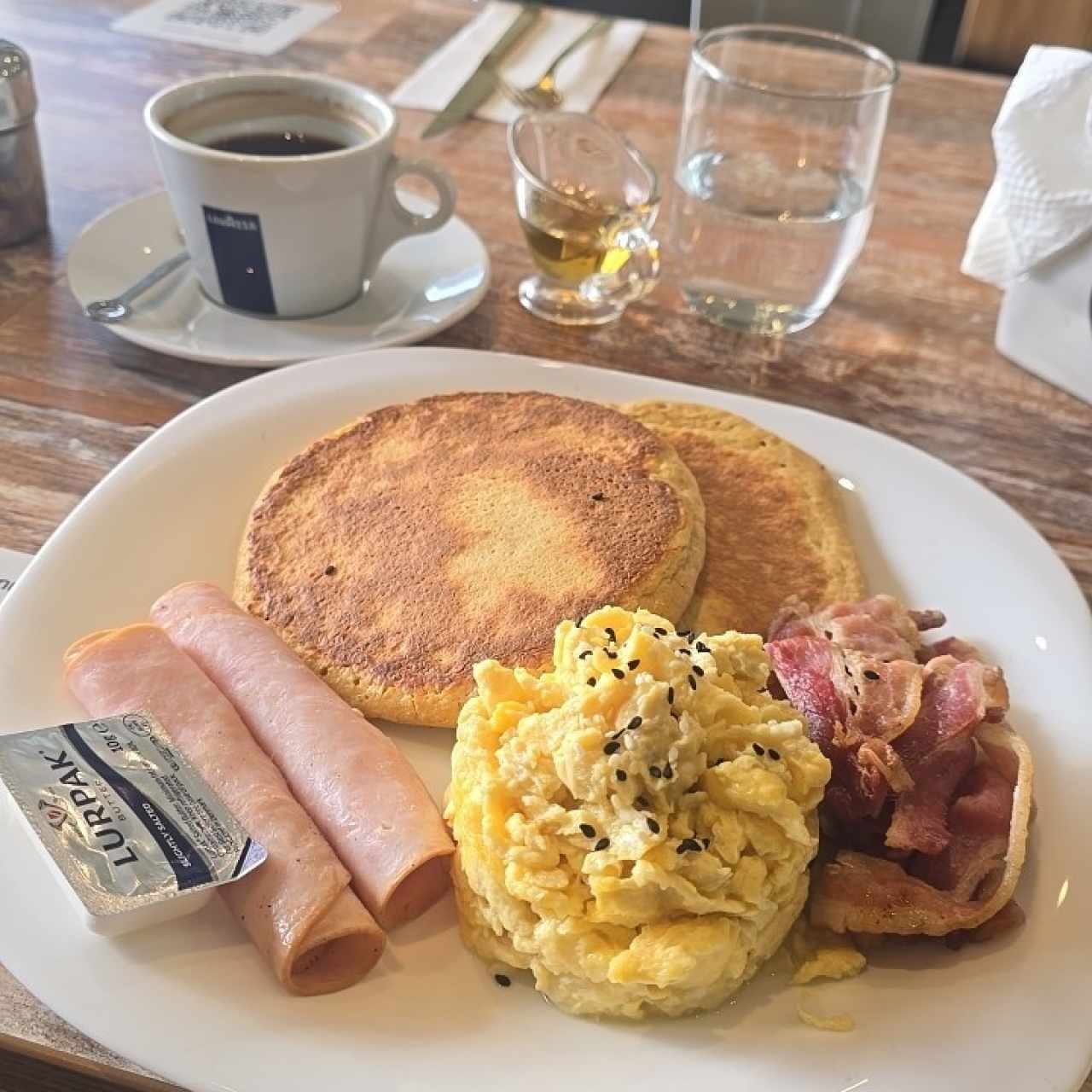 Pancakes de avena y mantequilla de maní