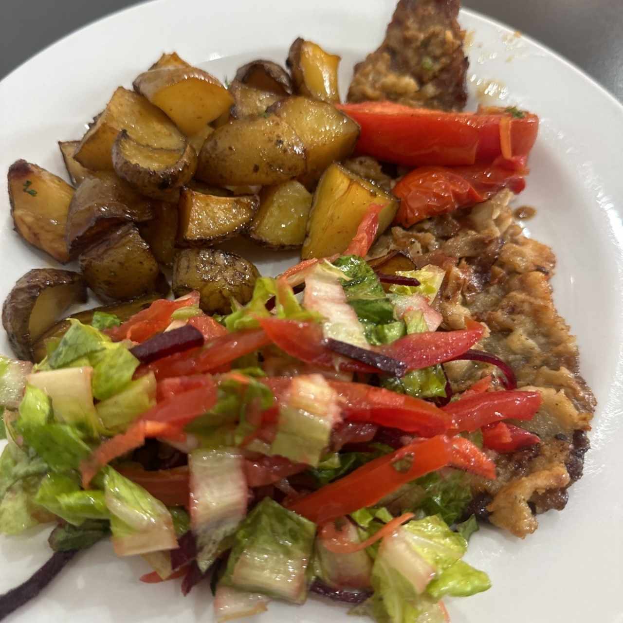 Scallopina con papas y ensalada 