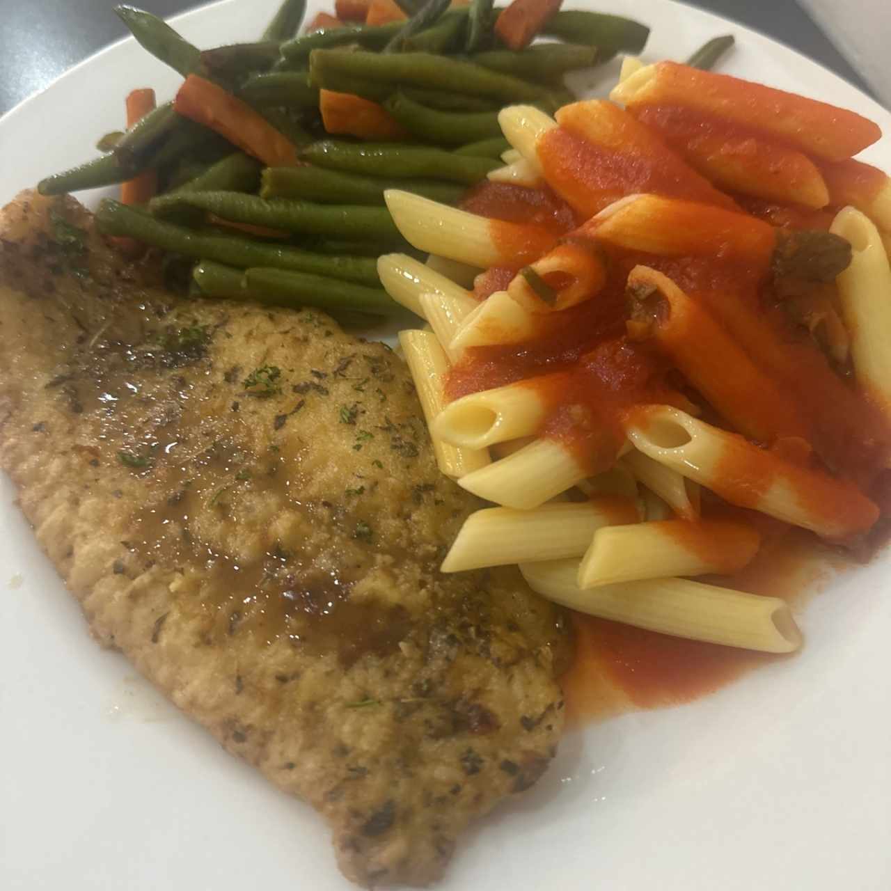 Pescado con pasta y vegetales 