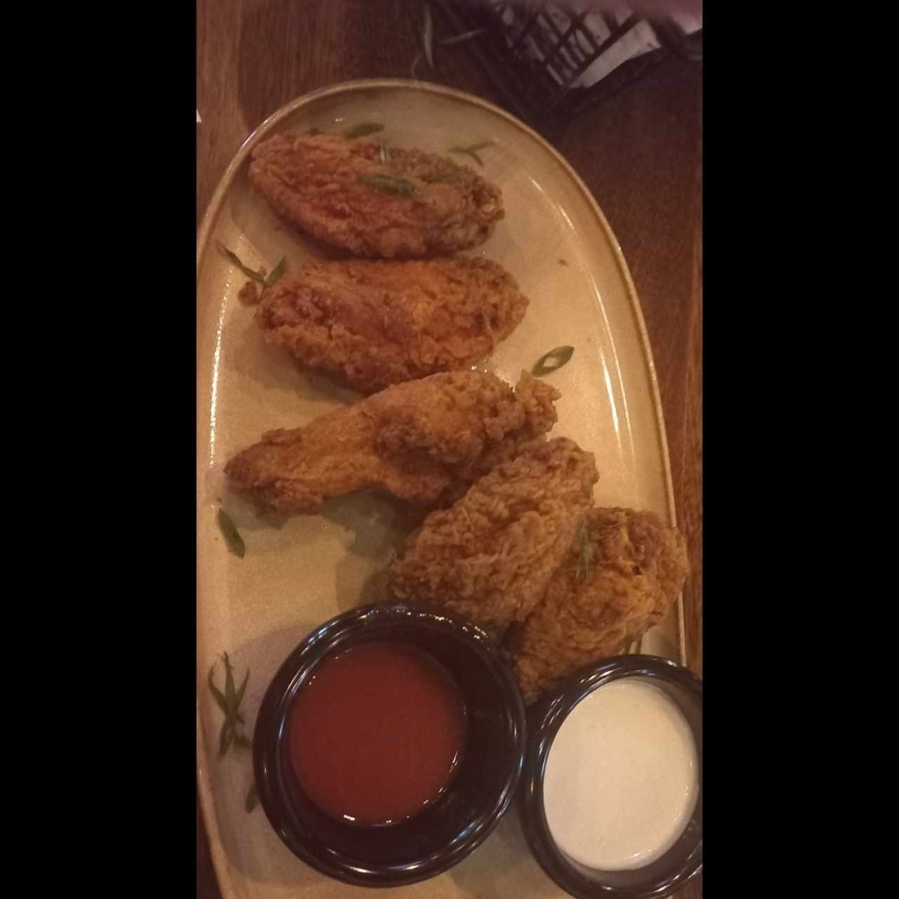 Buffalo Wings, salsa demasiado picante con alitas sin sabor ni gusto