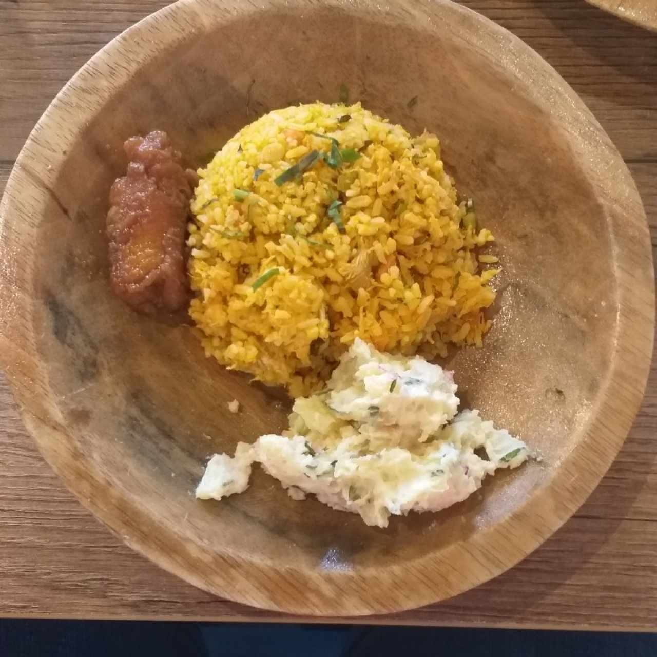 Arroz con pollo, ensalada de papa y plátano en tentación 