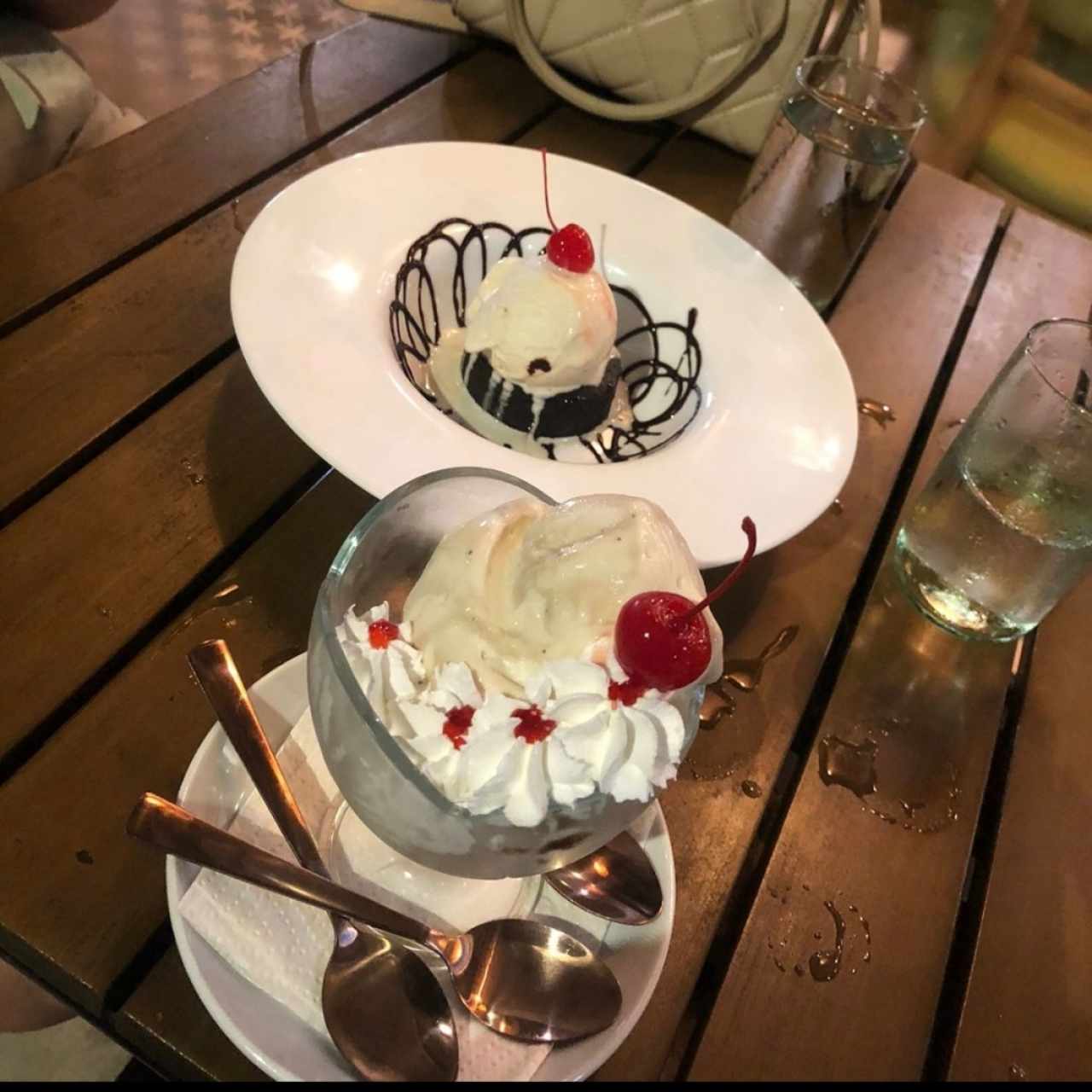 2 amores tipo un sunday con dos sabores, el de cookies and cream de muerte lenta