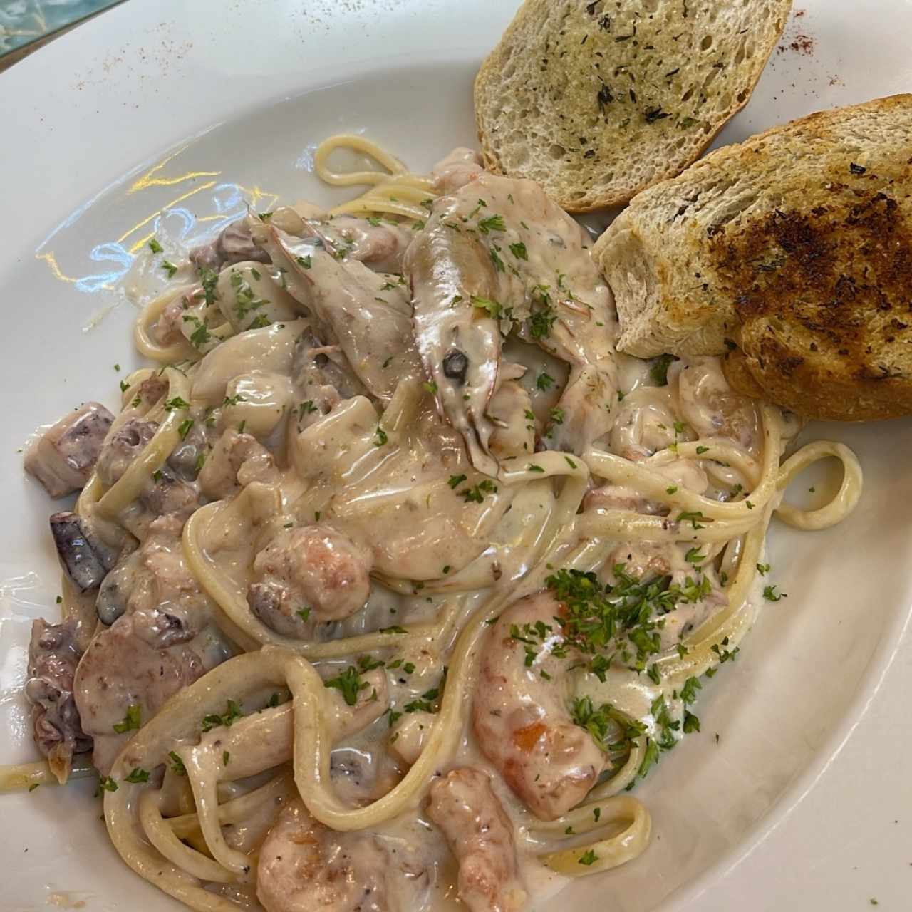 Linguini ai Frutti di Mare en Salsa Blanca