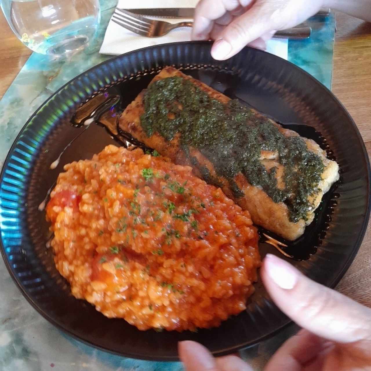 Corvina con risotto y tomate cherry