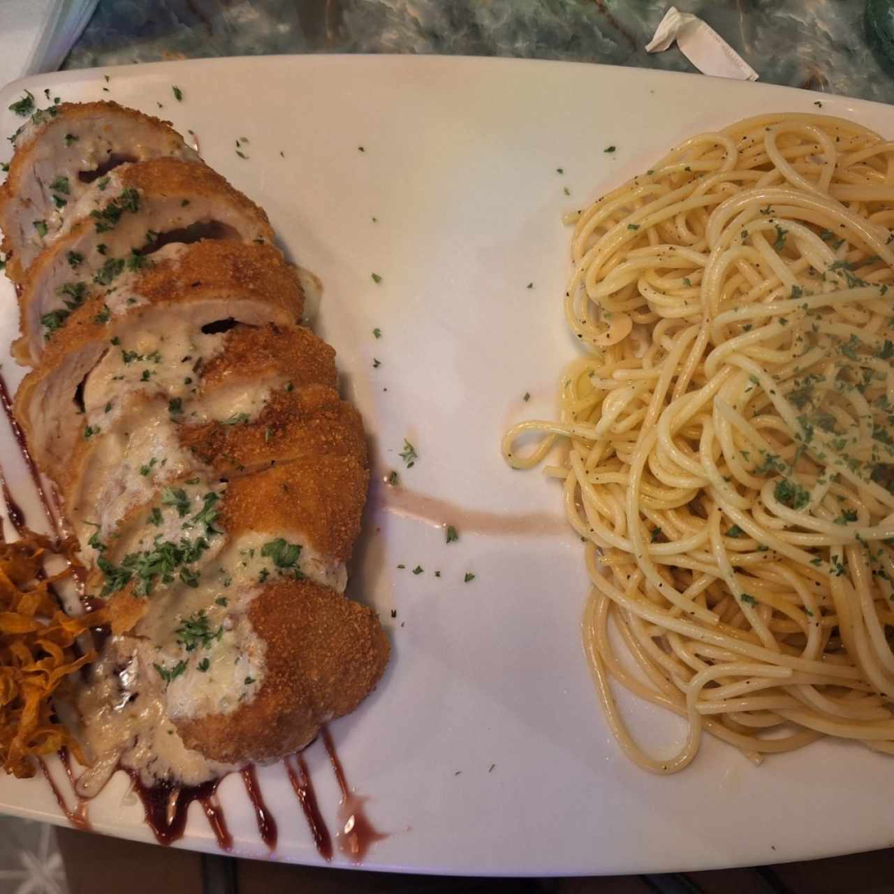 Cordon Bleu de Pollo acompañada de pasta al oglio 