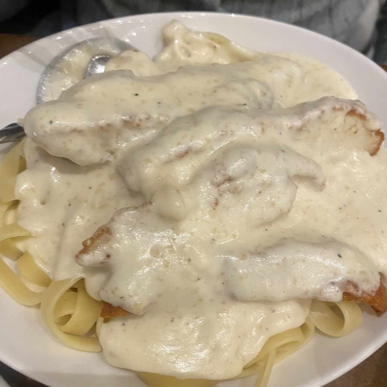 Fettuccini Alfredo con polll krispy