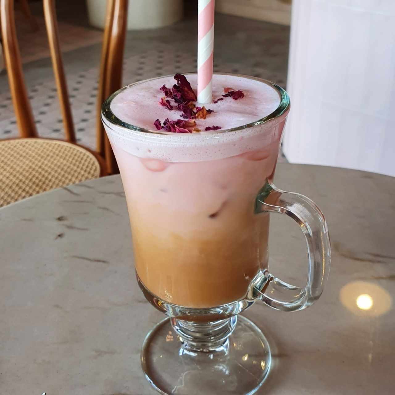 Latte frío con agua de rosas