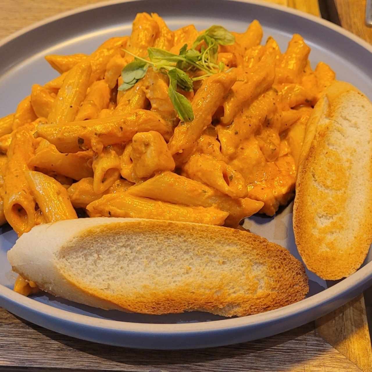 Lunch & Dinner - Penne Salmón Rosé