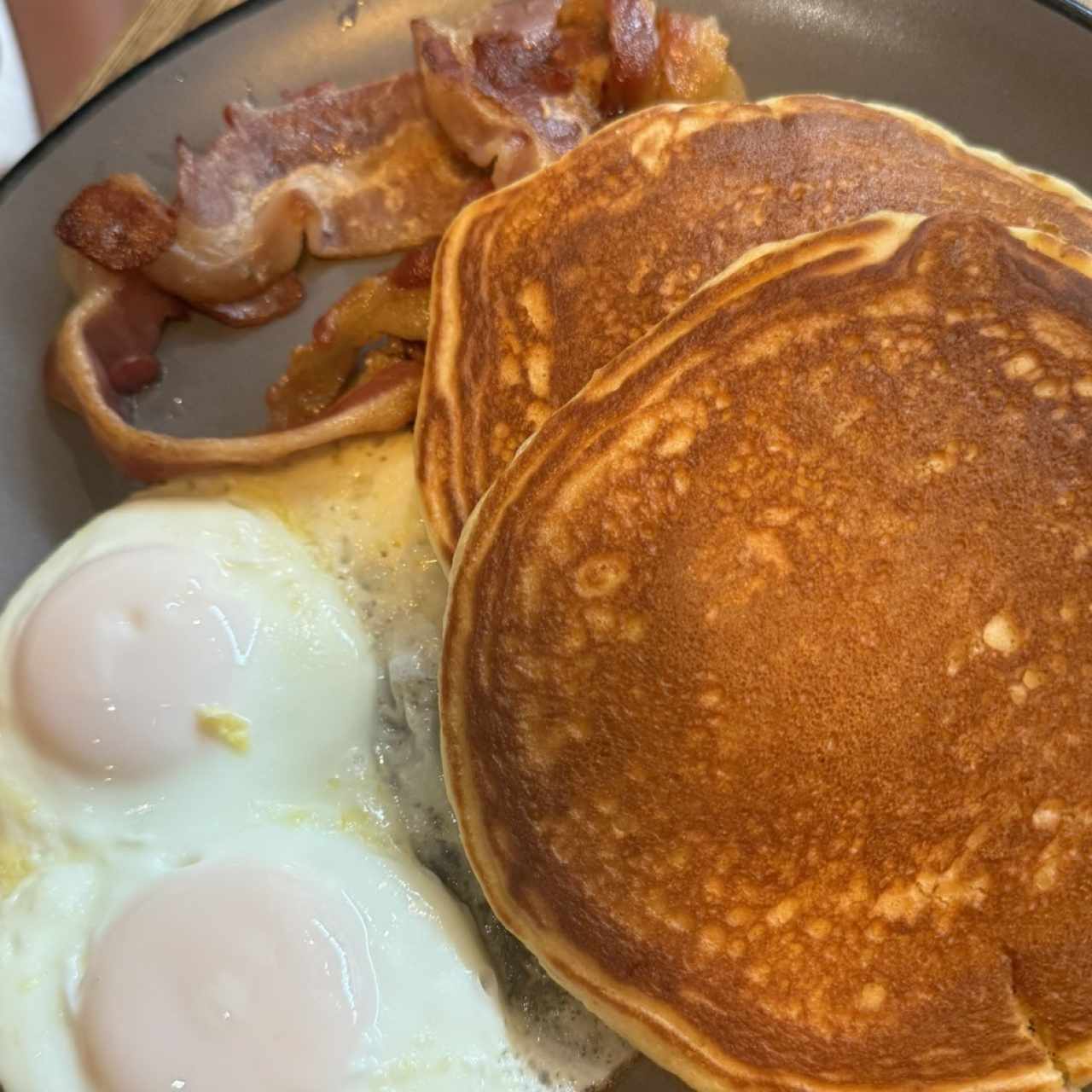 Pancakes con huevos al gusto