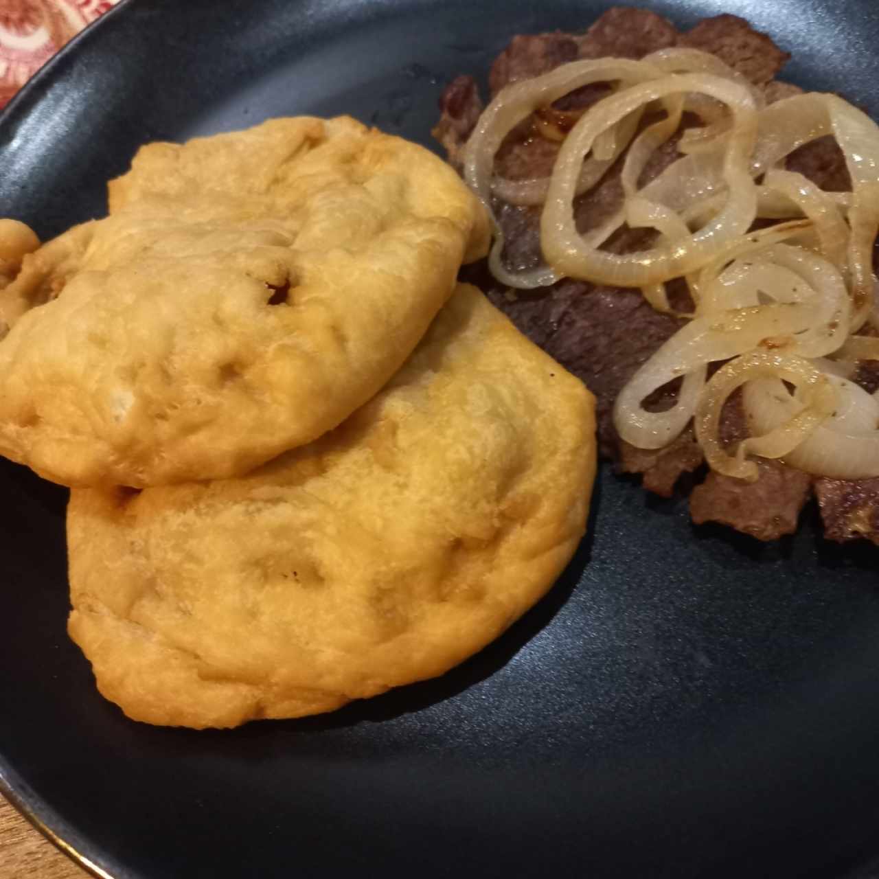 bistec encebollado hojaldra