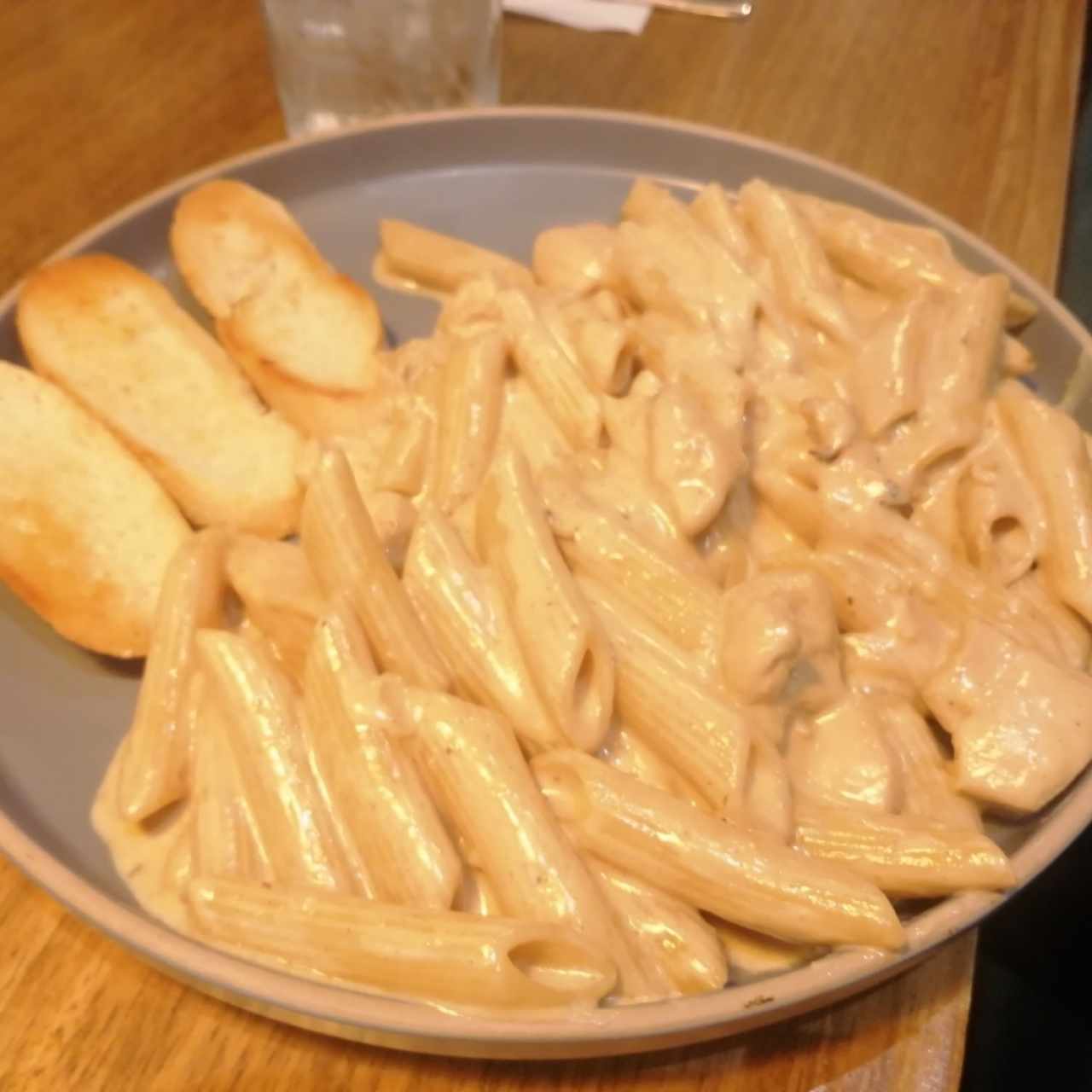 Penne Alfredo con pollo