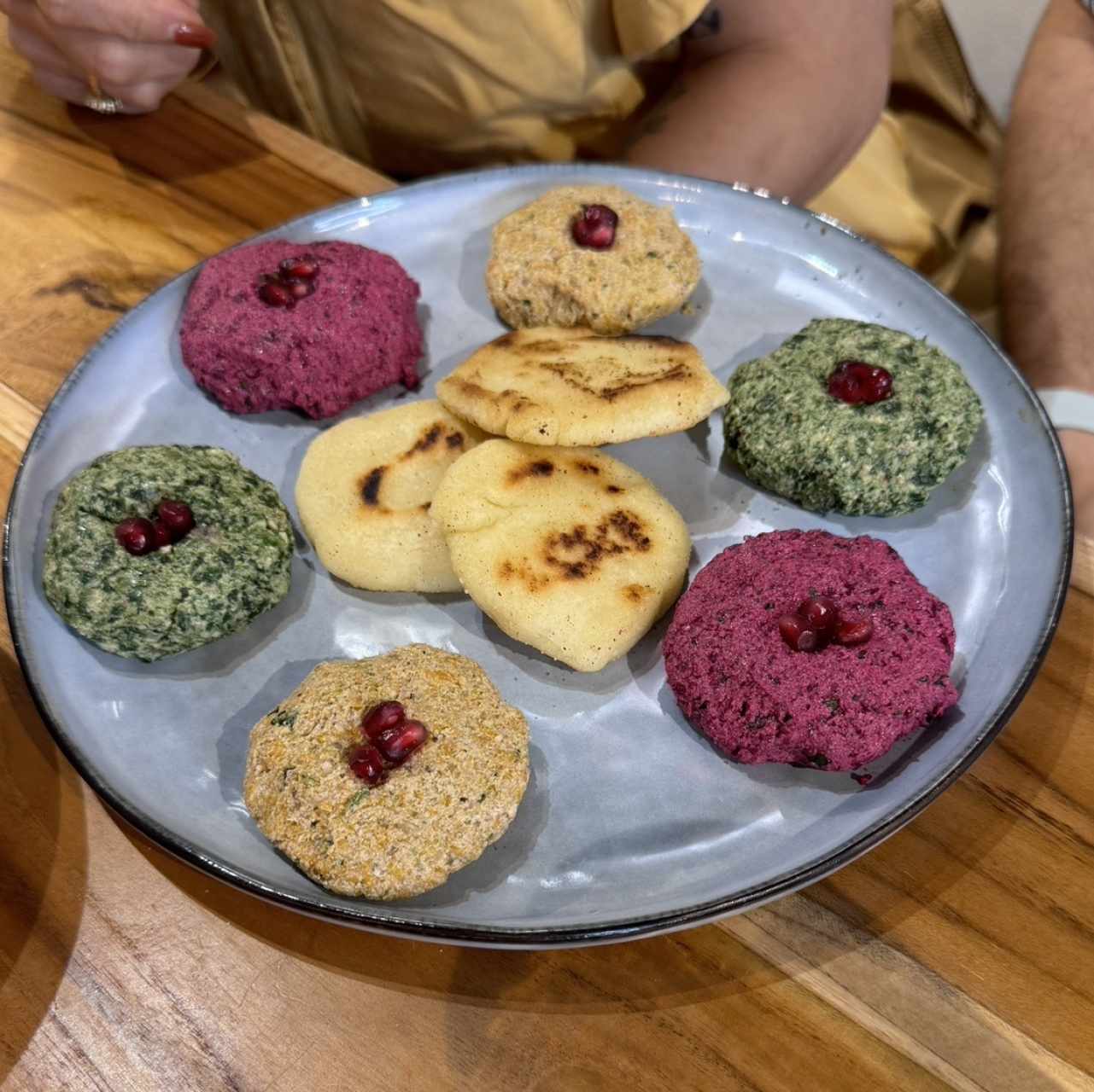 Paté de nueces con zanahoria, espinaca y remolacha.