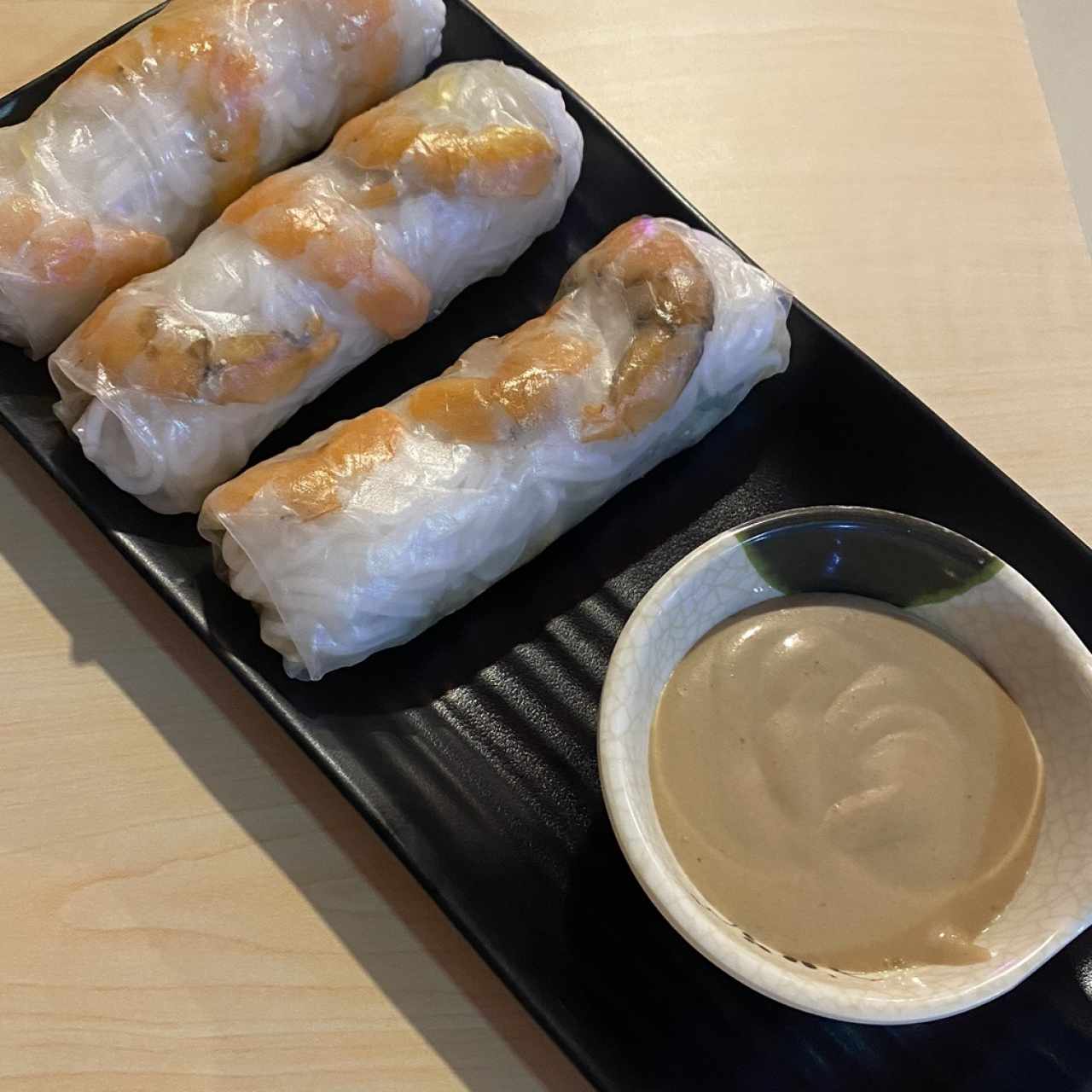 Rollos de camarones con salsa de mani