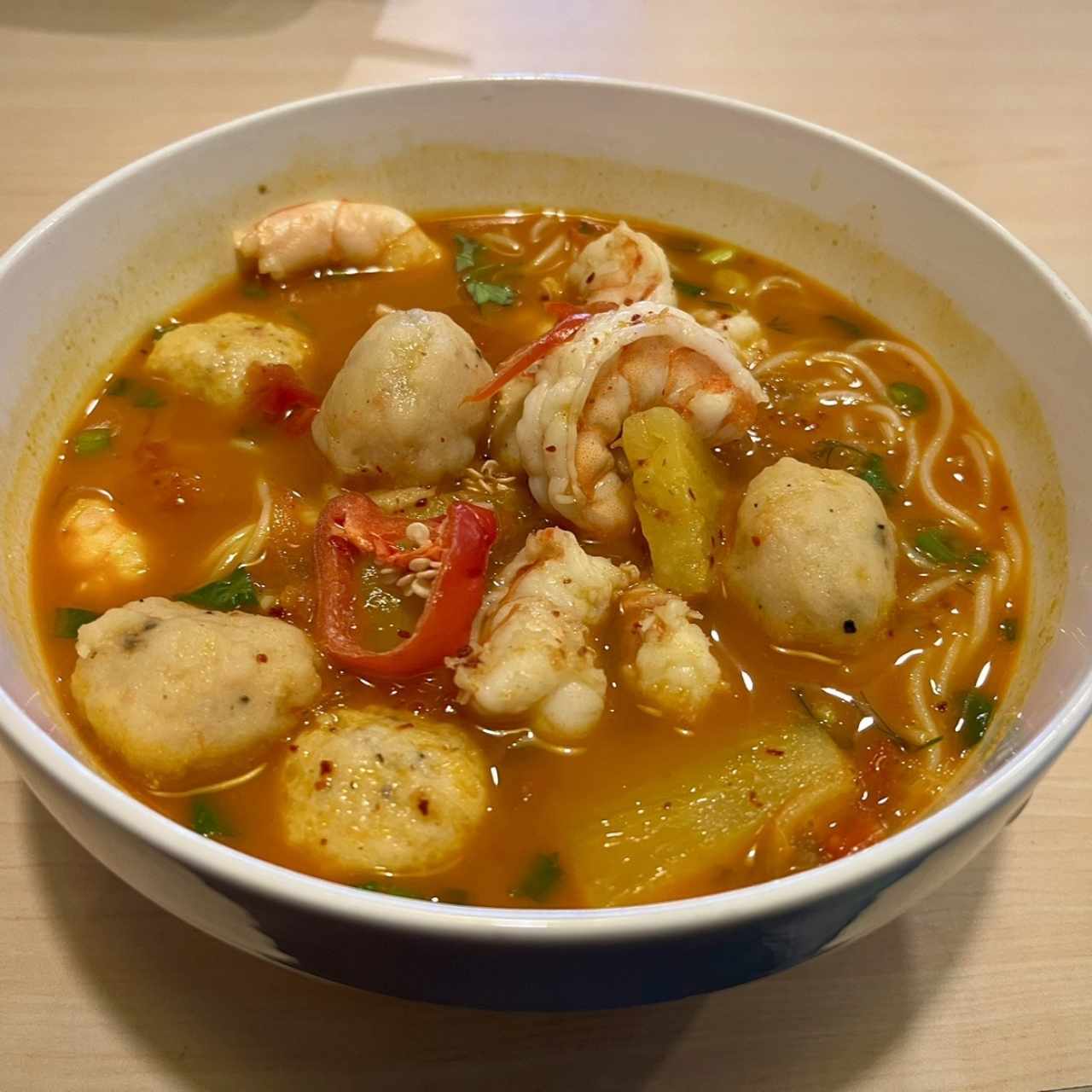 Pho de camarones y bolitas de pescado