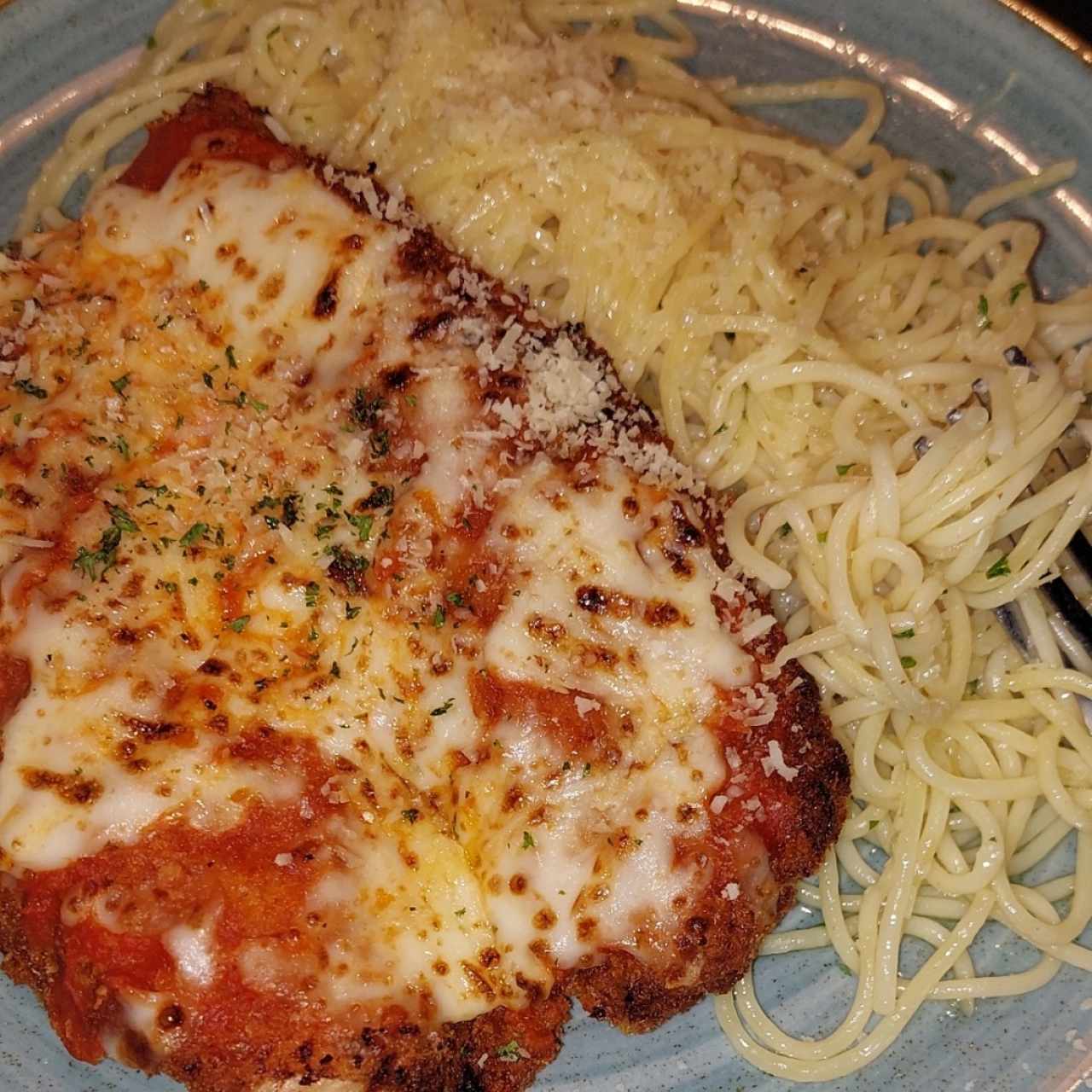 Milanesa de pollo con pasta al Óleo. 