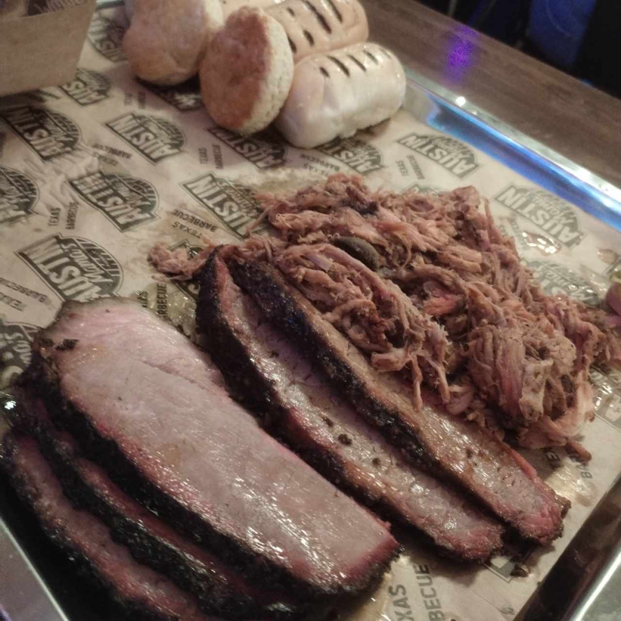 4th of July (Brisket, Pulled Pork, 2 side, 2 biscuit, 4 butter bread y postre! cinnamon+pecan pie)