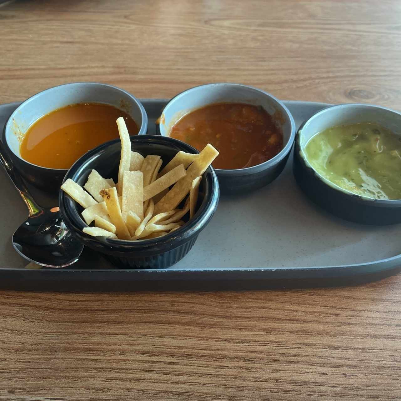 Muestras de salsas, de maní, carne y guacamole 