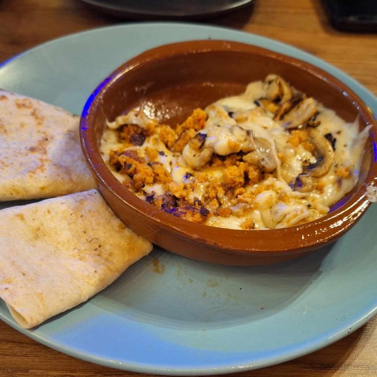 Queso fundido con chorizo y champiñones