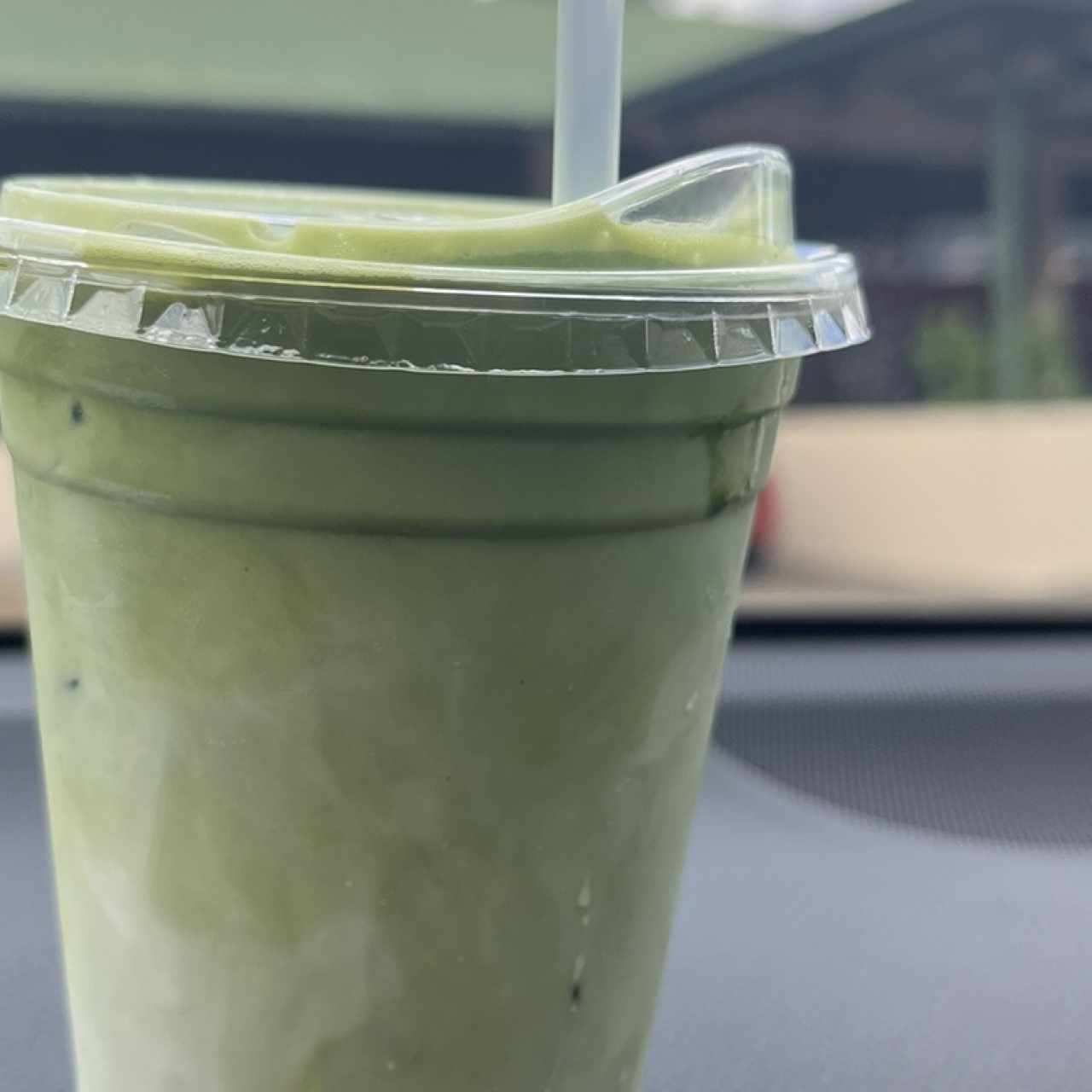 iced matcha latte con sirope lavanda