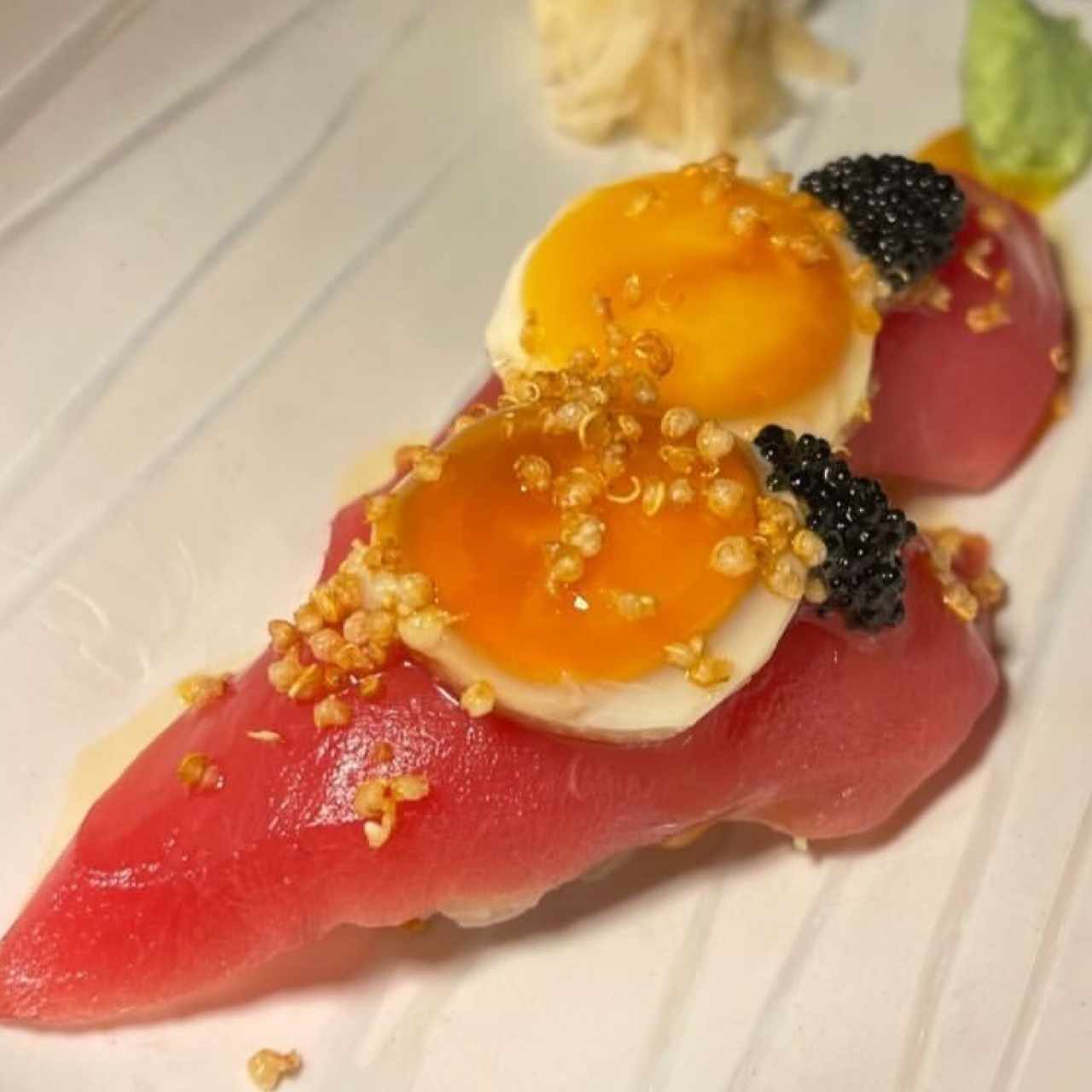 Nigiri de atun con salsa de yemas