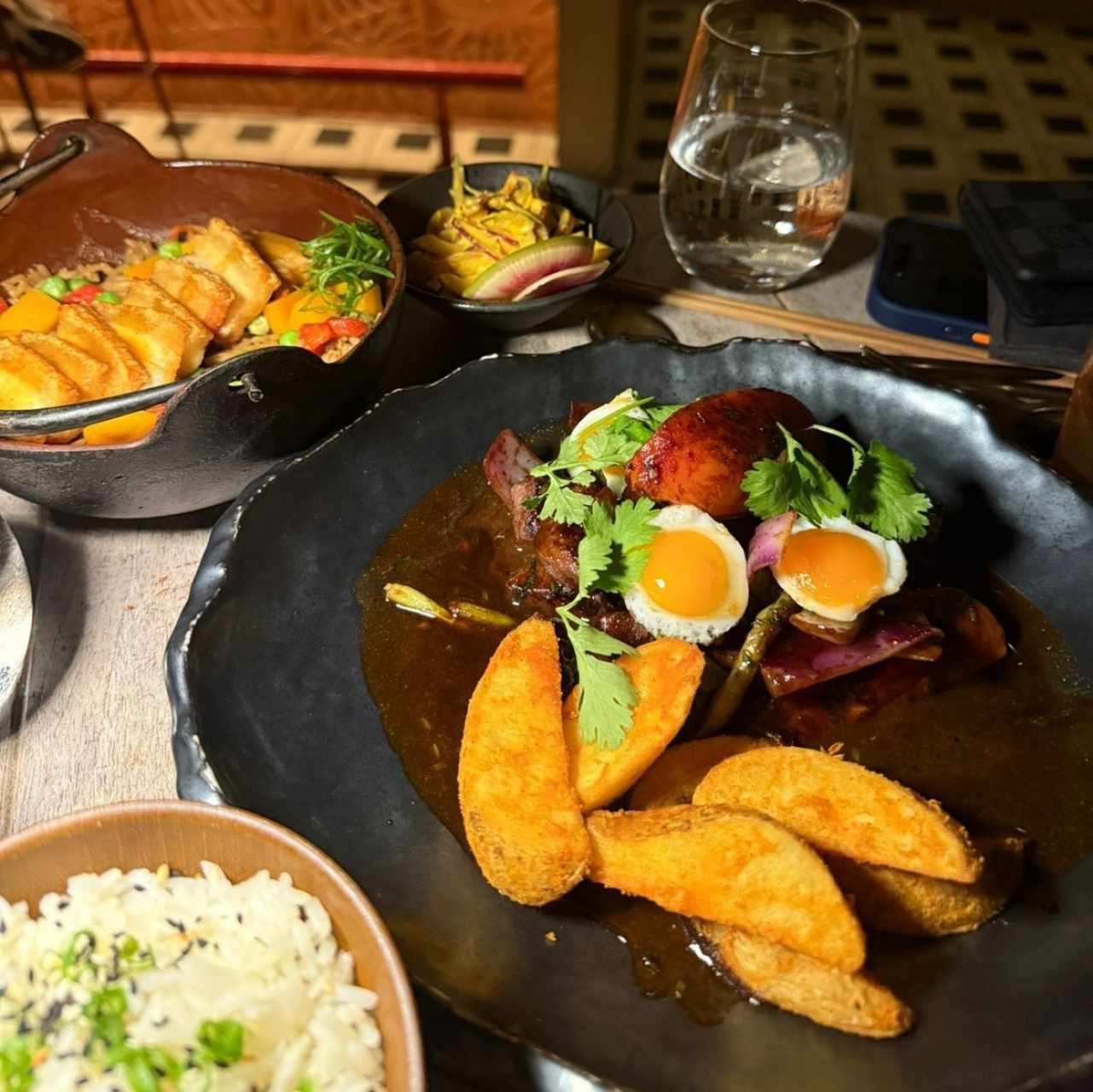 Wok - Lomo Saltado y arroz frito con chicharron