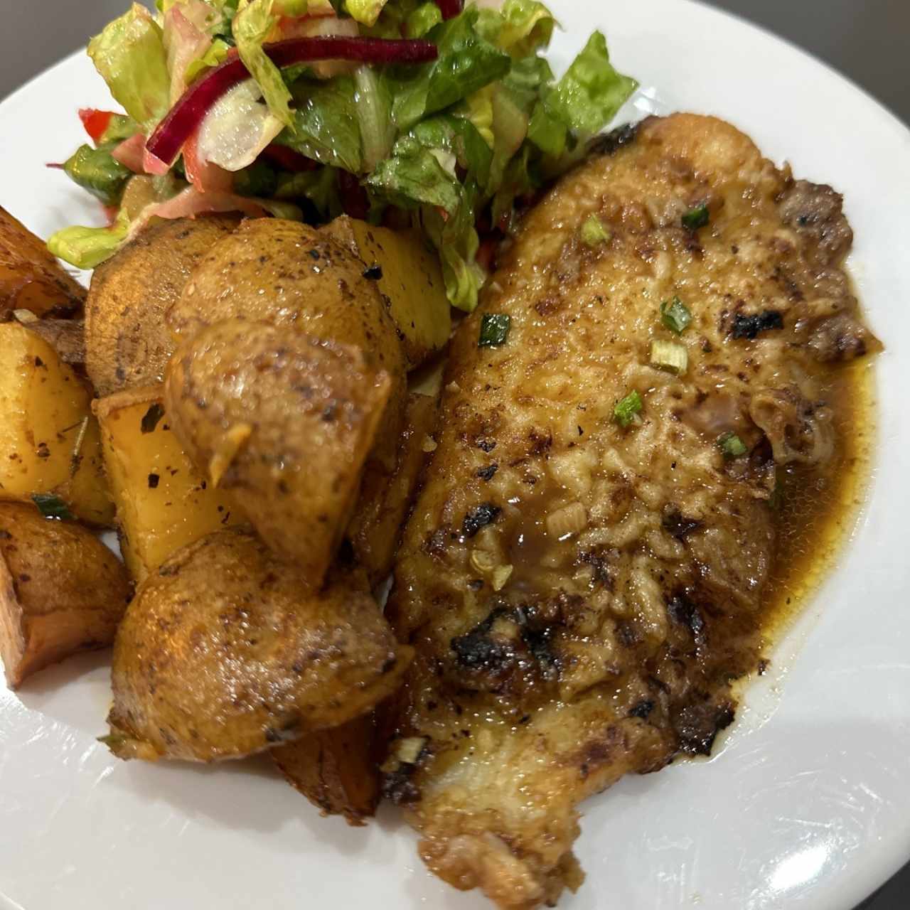 Pescado con papas y ensalada 