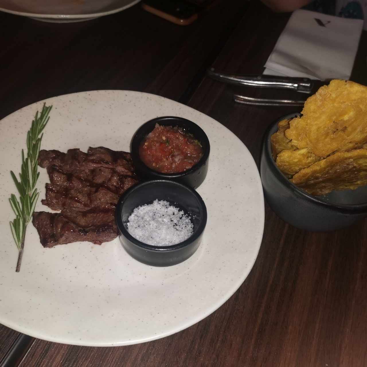 Tiras De Rib Eye con patacones crujientes 