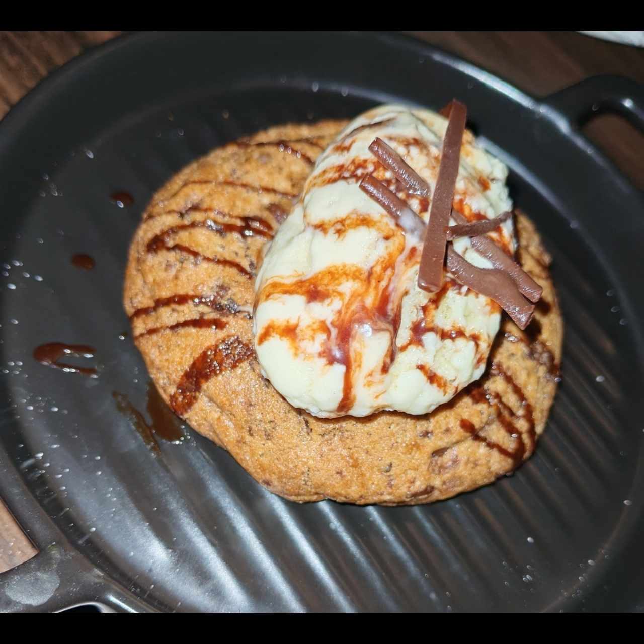 Galleta de chocolatechip con helado de vainilla