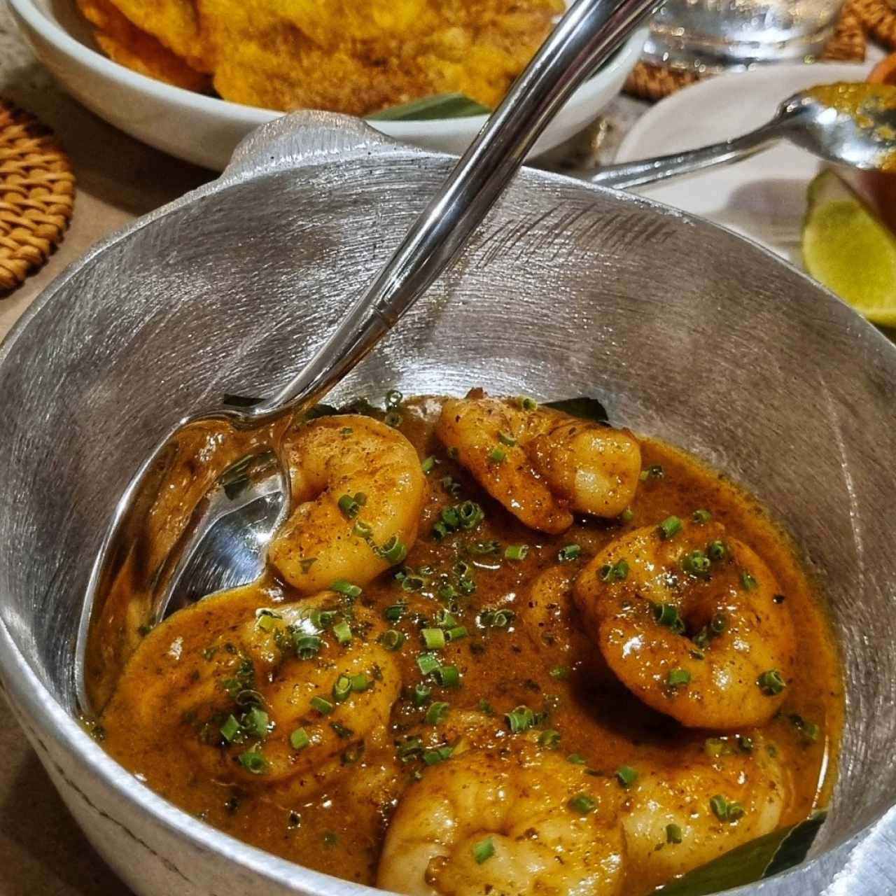 Camarones en Salsa Criolla con Patacones